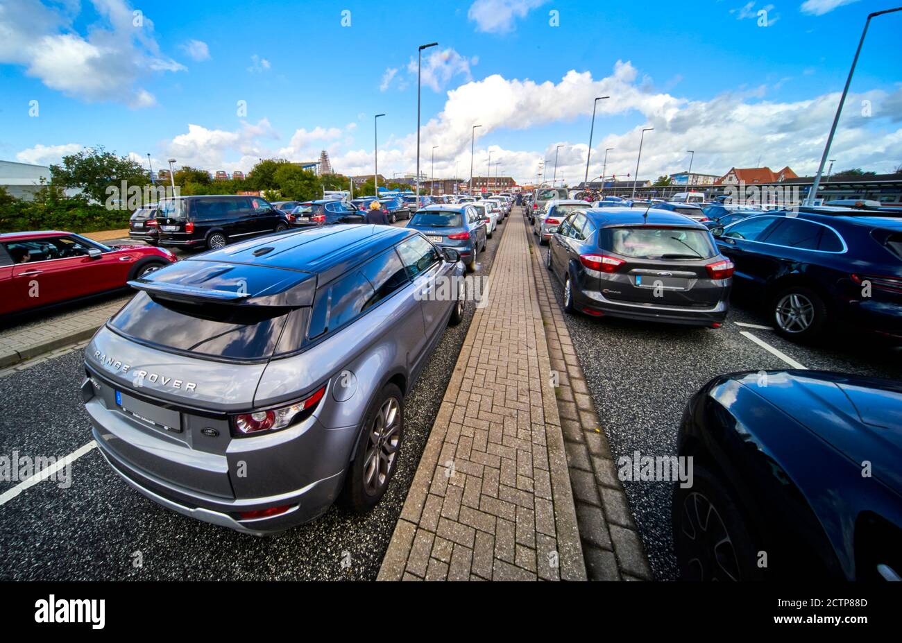 Sylt, Deutschland, 5. September 2020: Abstraktes Weitwinkelbild eines Straßenbelags zwischen den Autos in der Schlange Stockfoto