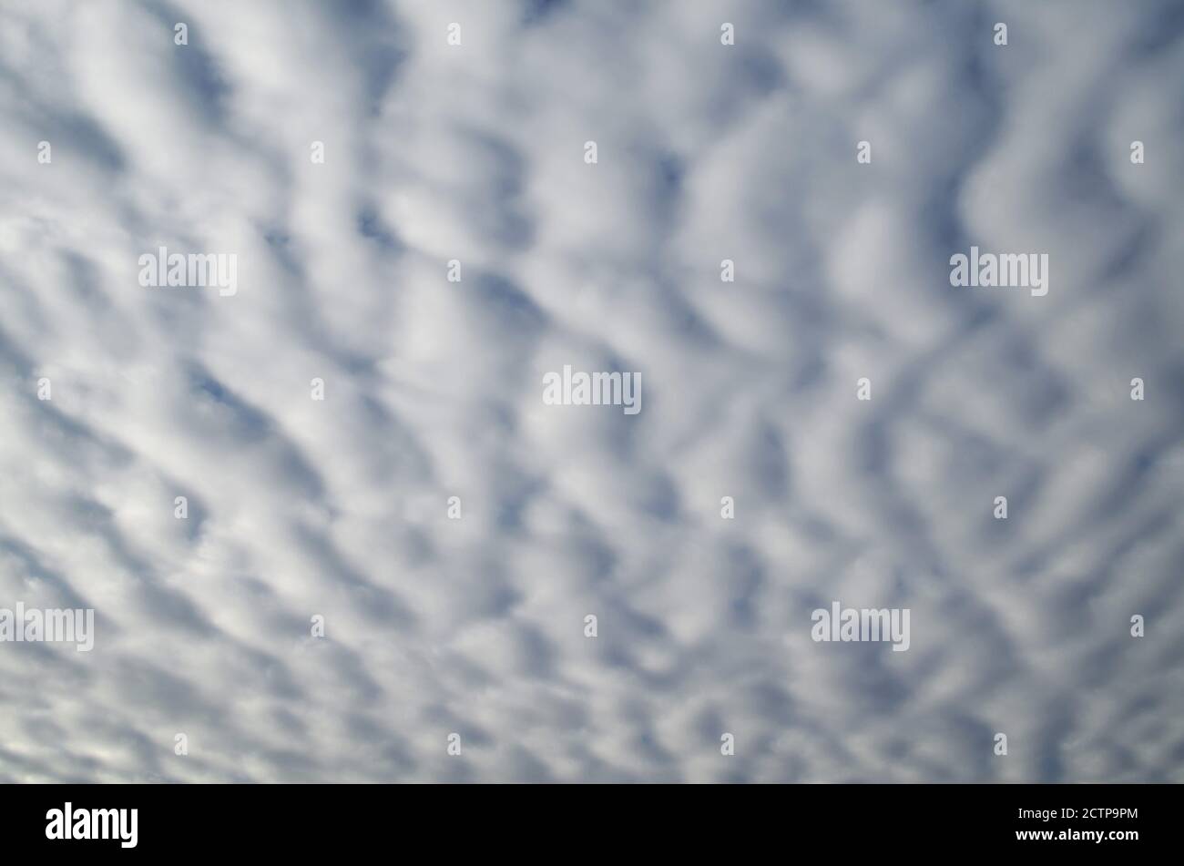 Üppige Wolken am Himmel, Hintergrund und Textur Stockfoto