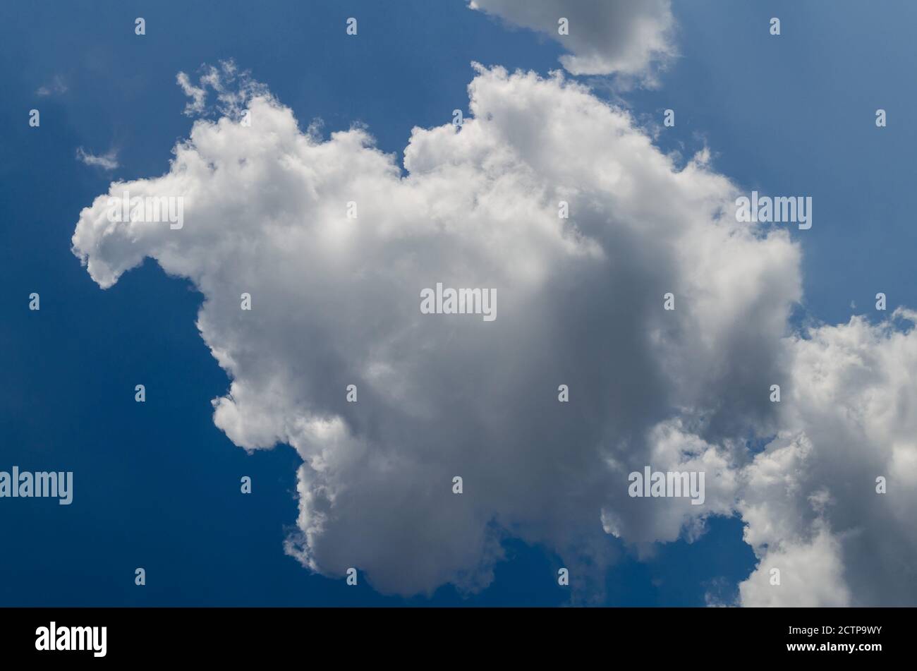 Flauschige Wolken in einem blauen Himmel Hintergrund und Muster Stockfoto