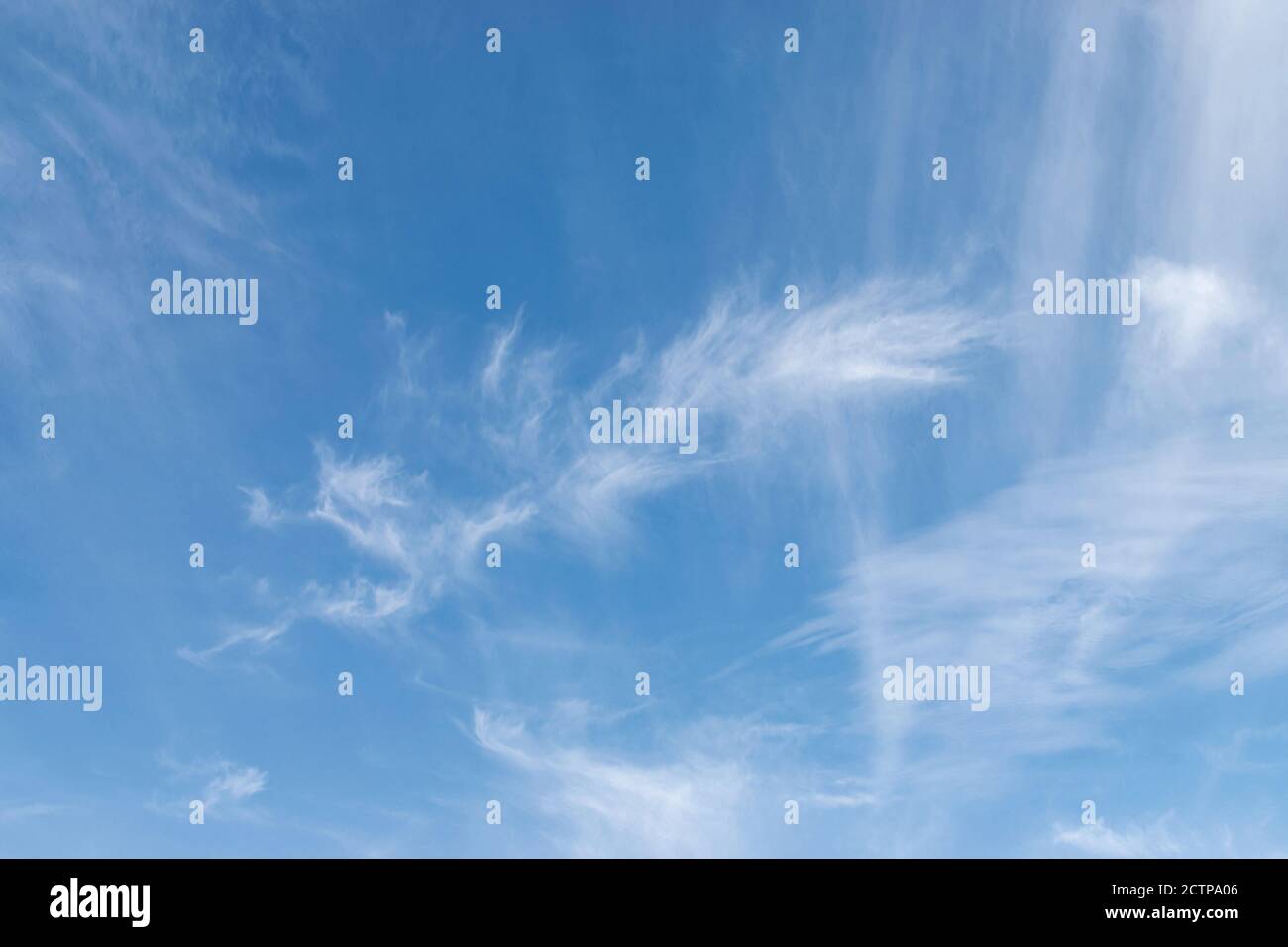 Weiße Zirruswolken auf blauem Himmel, Hintergrund und Muster Stockfoto