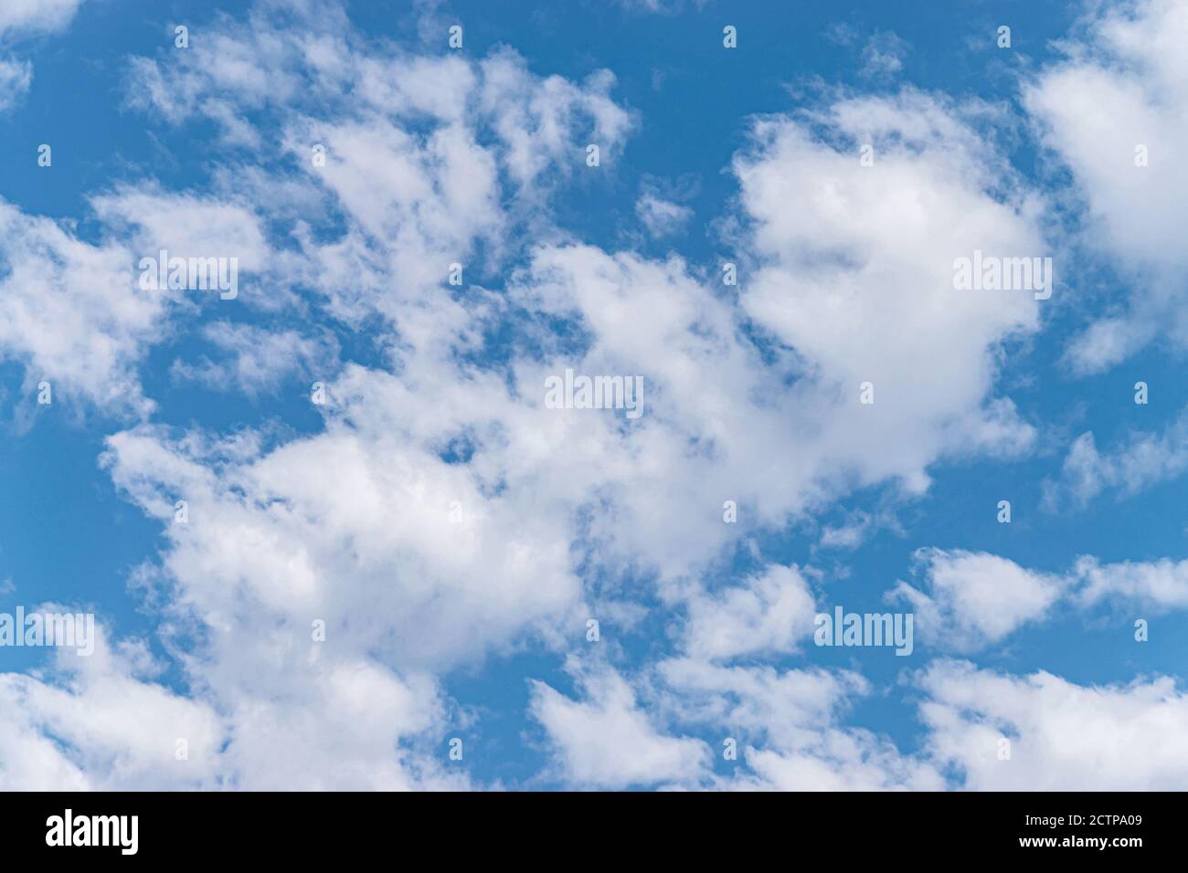 Blauer Himmel und weiße und flauschige Wolken, Hintergrund und Muster Stockfoto