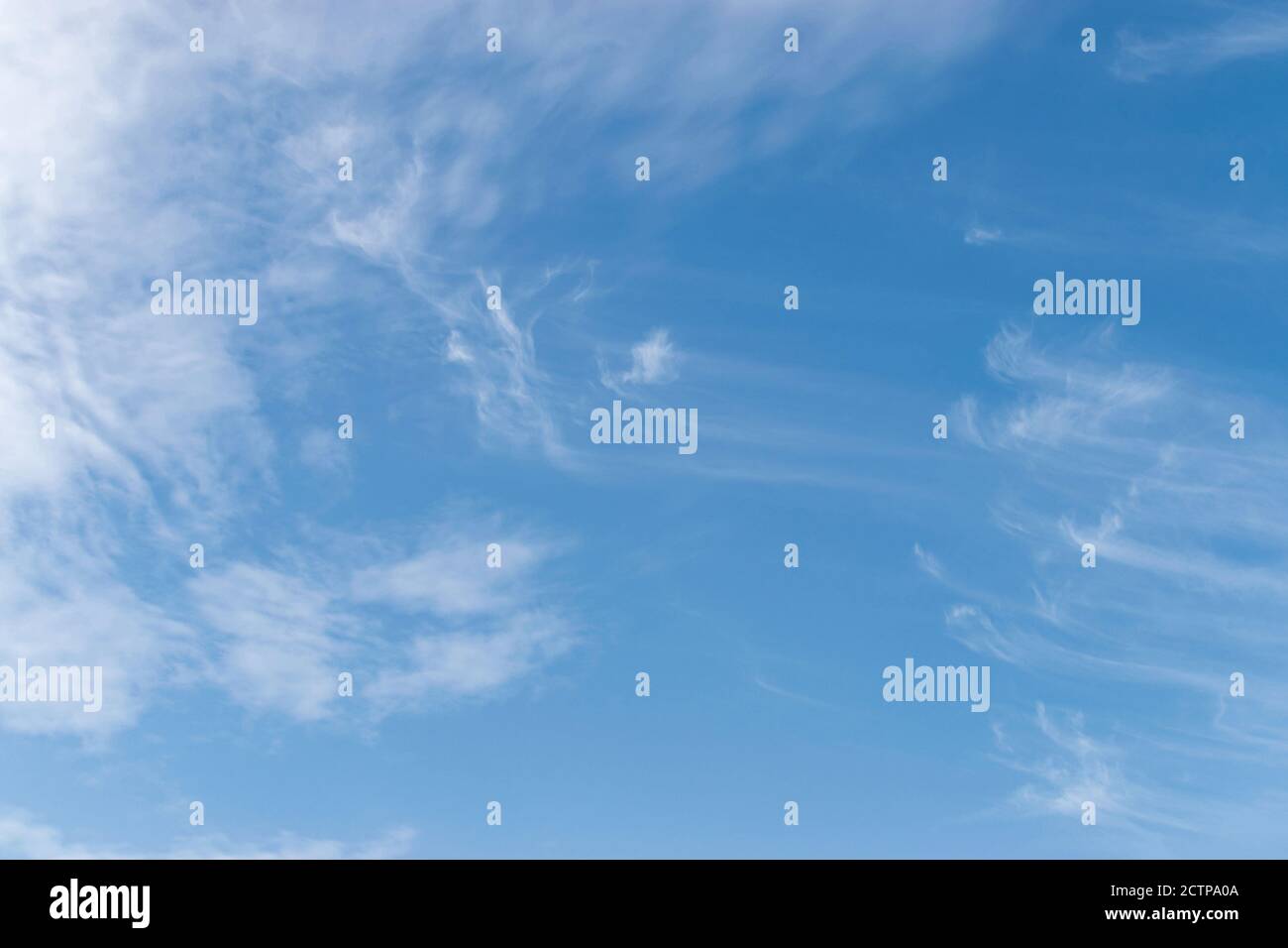 Weiße Zirruswolken auf blauem Himmel, Hintergrund und Muster Stockfoto