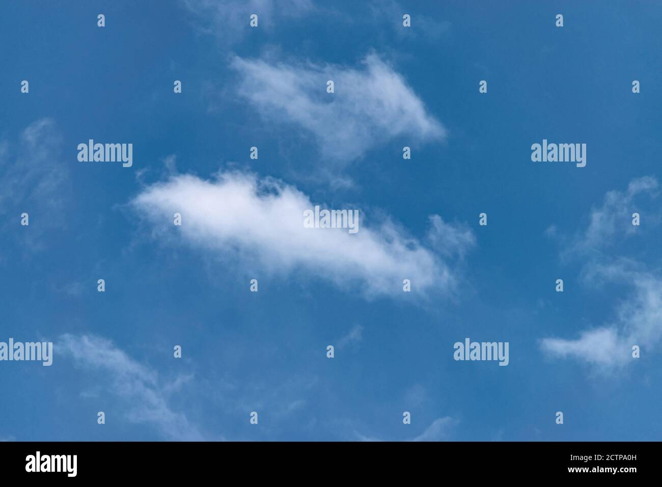 Blauer Himmel und weiße und flauschige Wolken, Hintergrund und Muster Stockfoto