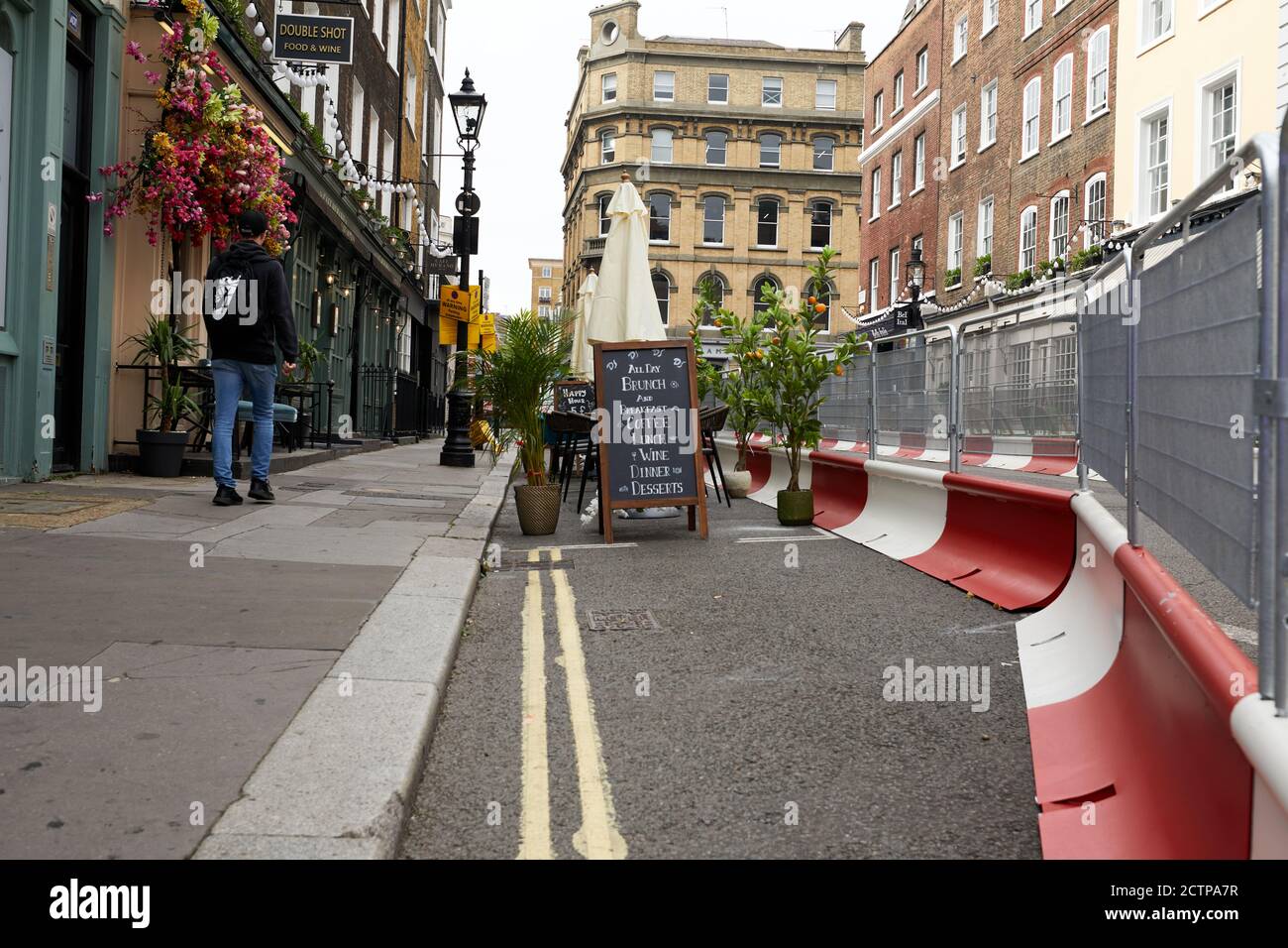 London, Großbritannien. - 21. September 2020: Parkbuchten im Gebiet Covent Garden wurden abgesperrt, um für viele Restaurants in der Gegend Sitzplätze im Freien zu bieten, die versuchen, nach einem Abschwung, der durch die Coronavirus-Pandemie verursacht wurde, den Handel zurückzugewinnen. Stockfoto