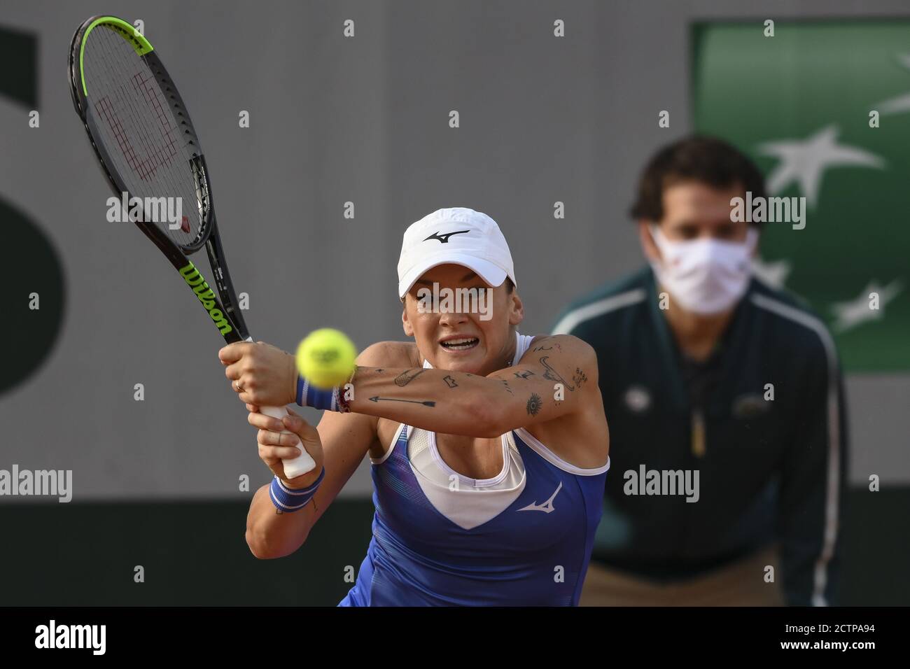 Tereza Martincova in Aktion während des Qualifikationsspiels Roland Garros 2. Runde des französischen Tennis Open in Paris, Frankreich, 24. September 2020. Das F Stockfoto