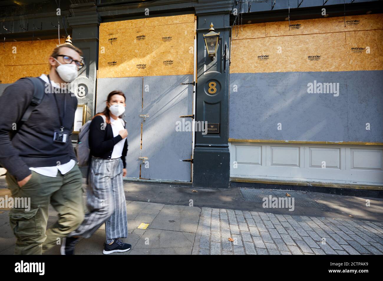 London, Großbritannien. - 21. September 2020: Die betretene Vorderseite des Garick Arms Pub an der Charing Cross Road im Zentrum von London. Die Greene King Kneipe ist seit Beginn der Coronavirus-Pandemie geschlossen. Stockfoto