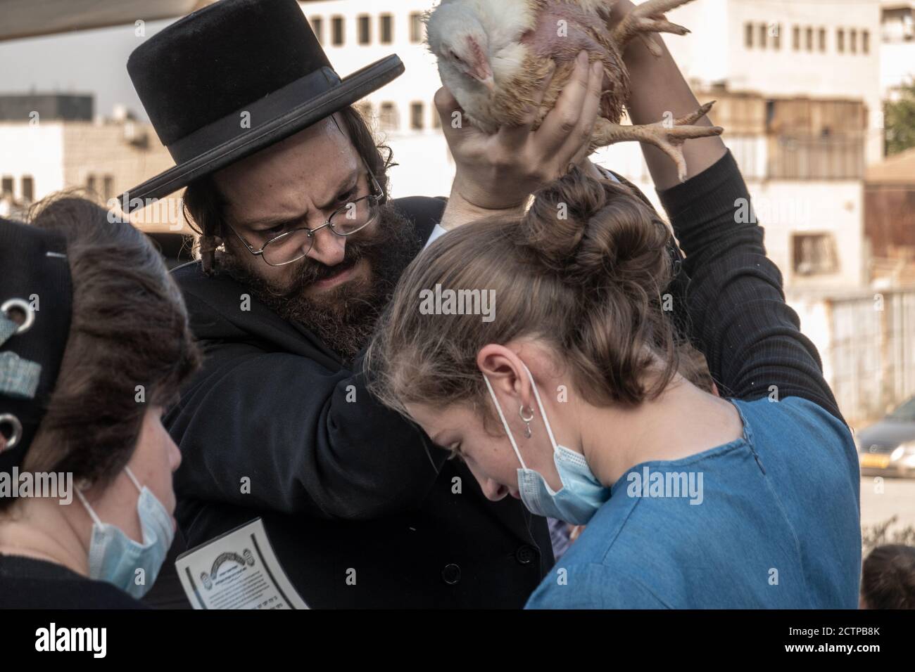 Jerusalem, Israel. September 2020. Religiöse Juden führen das Ritual von Kapparot am Vorabend von Jom Kippur, dem Versöhnungstag, beobachtet ab Sonnenuntergang 27. September 2020, in der ultra-orthodoxen Nachbarschaft von Mea Shearim, schwingt einen lebendigen Hahn über ihren Köpfen für Sühne der Sünden vor Gott und Reinigung. Kredit: Nir Alon/Alamy Live Nachrichten Stockfoto