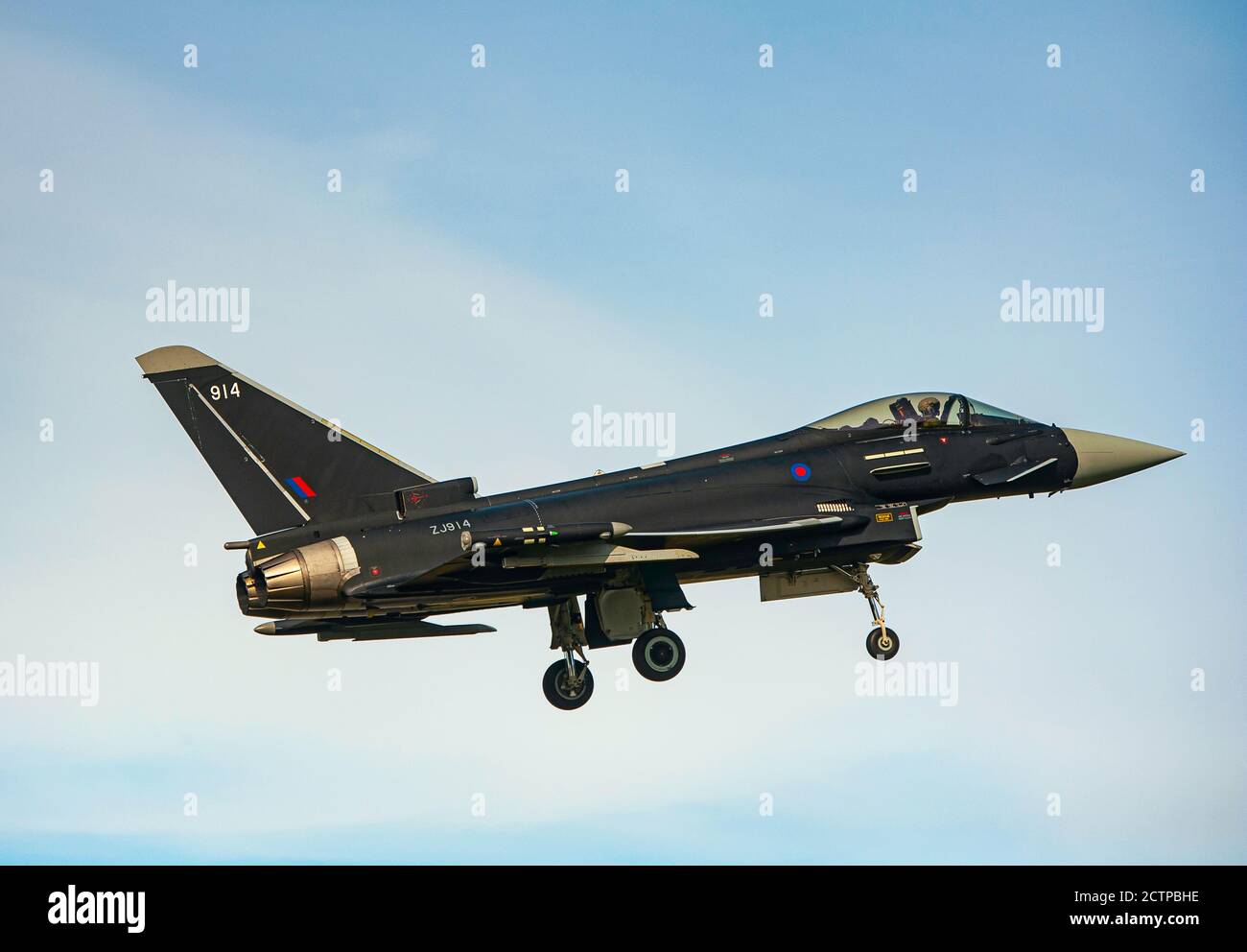 Der schwarze Eurofighter Typhoon ZJ619 auf dem Weg zum Flugplatz RAF Kinloss in Moray Schottland. Stockfoto