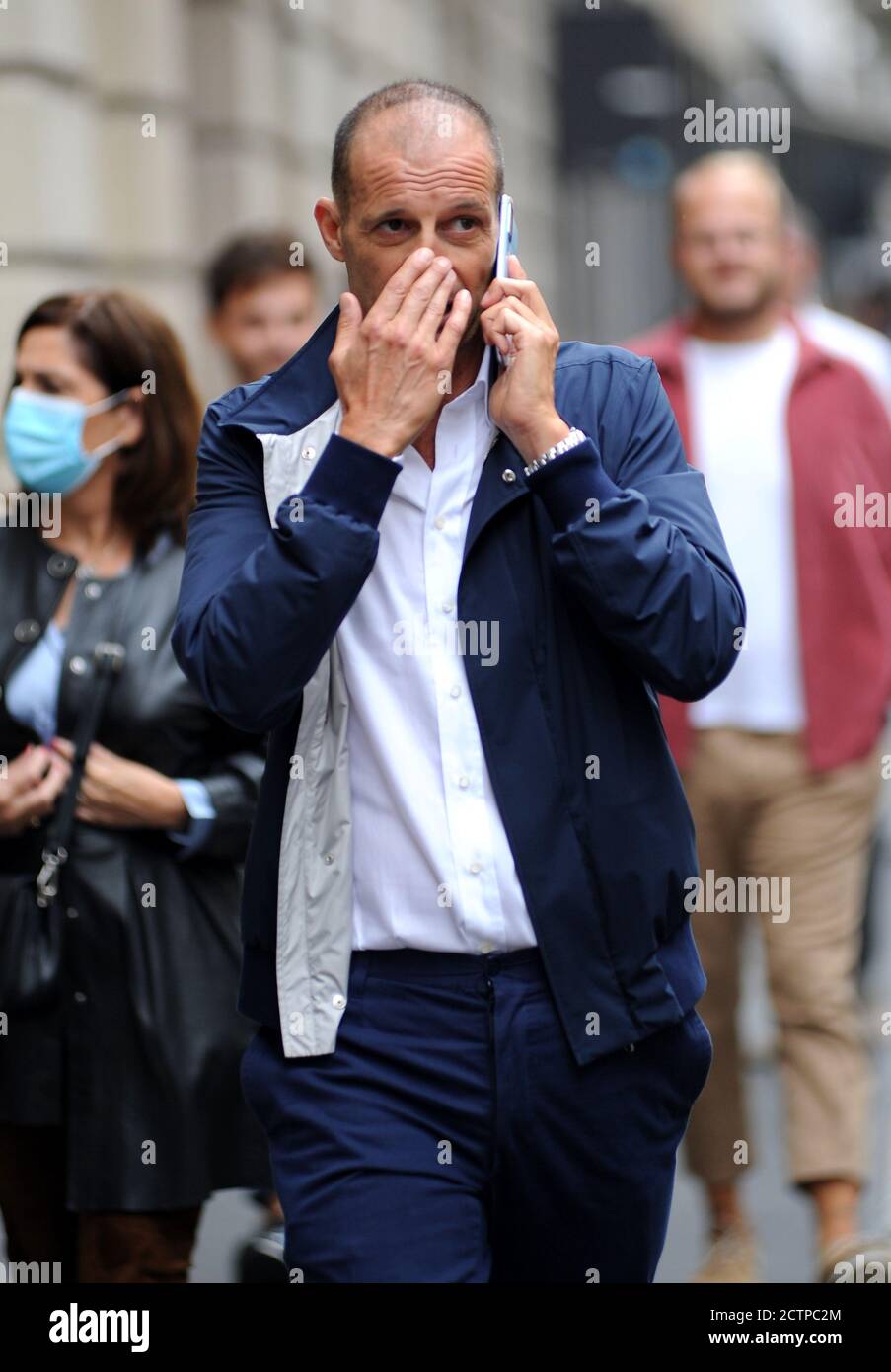 Mailand, Massimiliano Allegri im Zentrum Massimiliano 'Max' Allegri ehemaliger Juventus-Trainer, in diesen Tagen im Zentrum des Reisebusses Markt, und Gerüchte geben ihm nahe an die Übertragung an das Ruder von Rom. Hier genießt er einen Moment der Entspannung, schlendert durch die Straßen des Vierecks, fast immer, während er mit seinem Handy spricht, beschließt dann, in den neuen Laden "Lenovo" in Corso Matteotti einzutreten und geht nach oben. Stockfoto