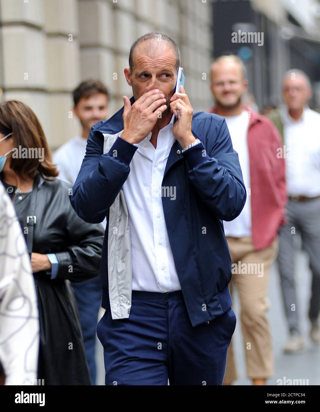 Mailand, Massimiliano Allegri im Zentrum Massimiliano 'Max' Allegri ehemaliger Juventus-Trainer, in diesen Tagen im Zentrum des Reisebusses Markt, und Gerüchte geben ihm nahe an die Übertragung an das Ruder von Rom. Hier genießt er einen Moment der Entspannung, schlendert durch die Straßen des Vierecks, fast immer, während er mit seinem Handy spricht, beschließt dann, in den neuen Laden "Lenovo" in Corso Matteotti einzutreten und geht nach oben. Stockfoto