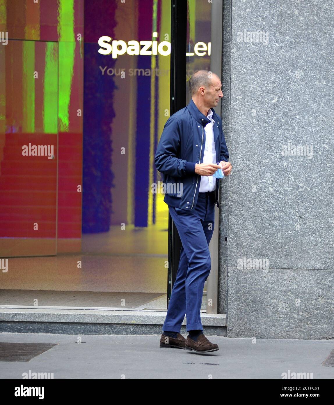 Mailand, Massimiliano Allegri im Zentrum Massimiliano 'Max' Allegri ehemaliger Juventus-Trainer, in diesen Tagen im Zentrum des Reisebusses Markt, und Gerüchte geben ihm nahe an die Übertragung an das Ruder von Rom. Hier genießt er einen Moment der Entspannung, schlendert durch die Straßen des Vierecks, fast immer, während er mit seinem Handy spricht, beschließt dann, in den neuen Laden "Lenovo" in Corso Matteotti einzutreten und geht nach oben. Stockfoto