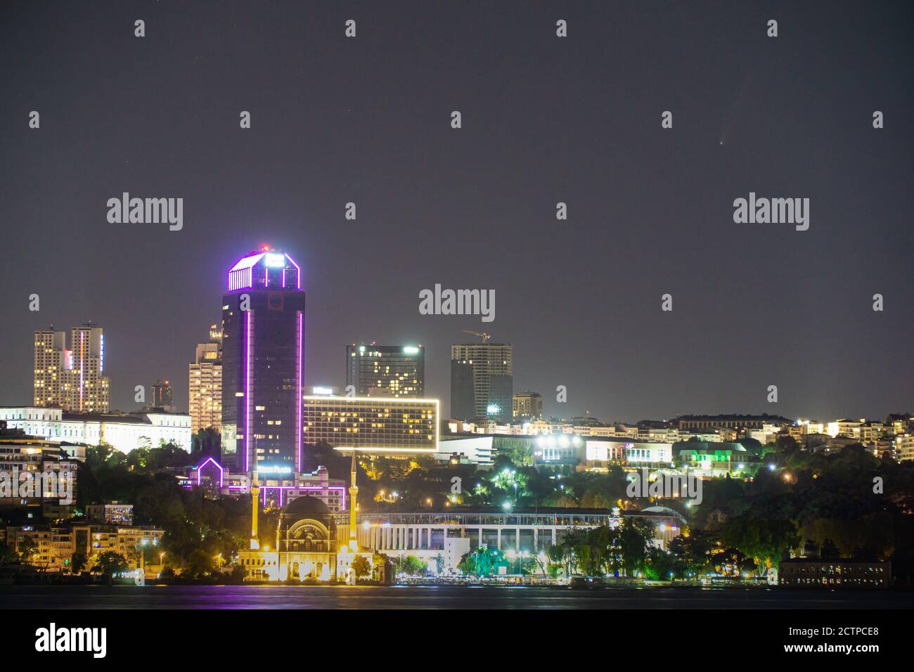 Komet NEOWISE und Istanbul Skyline Stockfoto