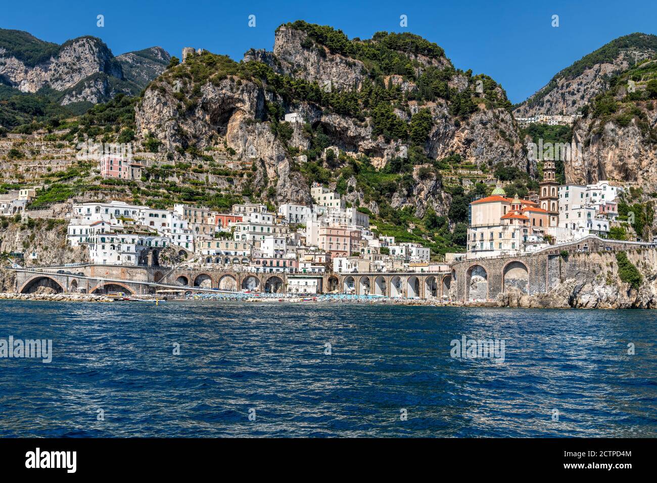 Atrani vom Meer aus gesehen, Kampanien, Italien Stockfoto