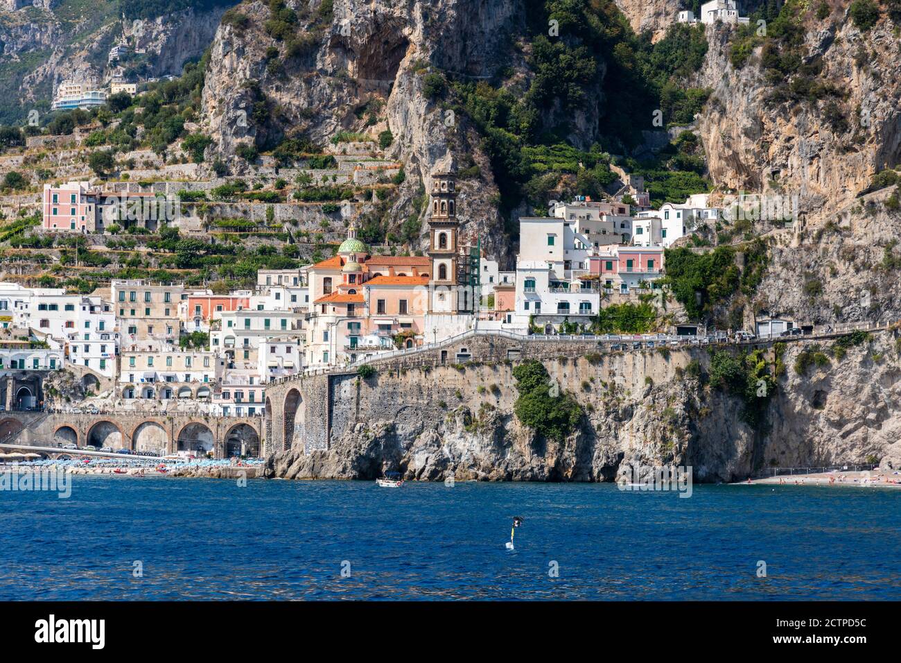 Atrani vom Meer aus gesehen, Kampanien, Italien Stockfoto
