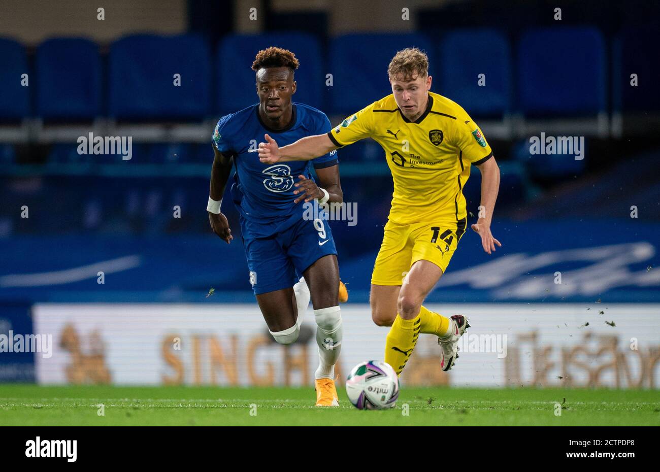 London, Großbritannien. September 2020. Tammy Abraham von Chelsea & Kilian Ludewig (Leihgabe von Red Bull Salzburg) von Barnsley während des Carabao Cup 3. Runde Spiel zwischen Chelsea und Barnsley spielte hinter verschlossenen Türen ohne Anhänger aufgrund der Regierungsrichtlinien für Sport während der COVID-19 Pandemie in Stamford Bridge, London, England am 23. September 2020. Foto von Andy Rowland/Prime Media Images. Kredit: Prime Media Images/Alamy Live Nachrichten Stockfoto