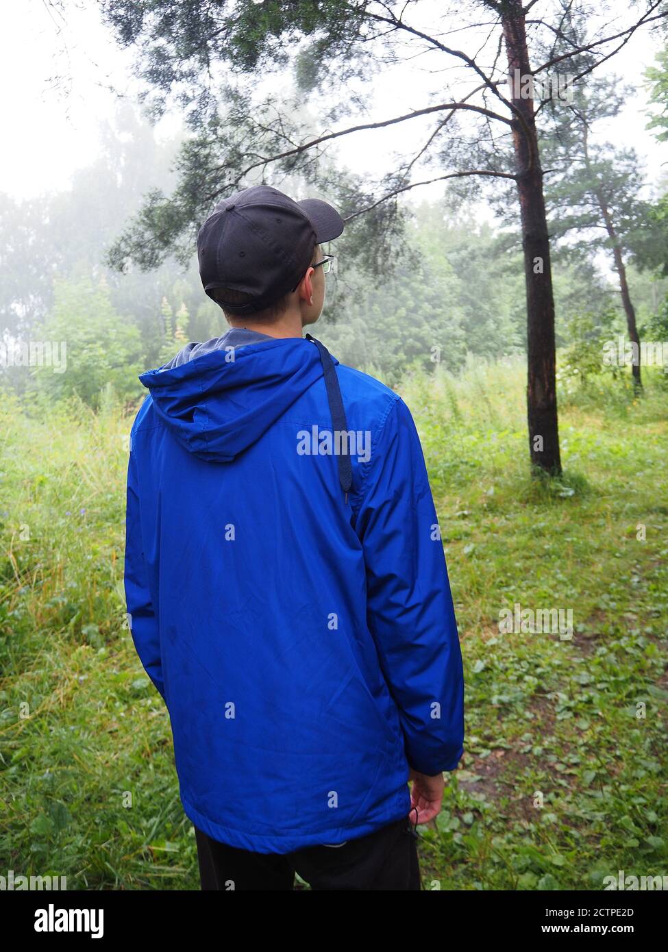 Ein junger Mann im Wald. Ein Blick nach vorn. Stockfoto