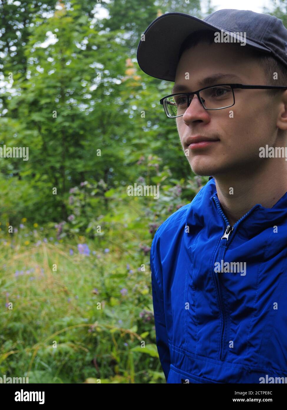 Ein junger Mann im Wald. Ein Blick nach vorn. Stockfoto