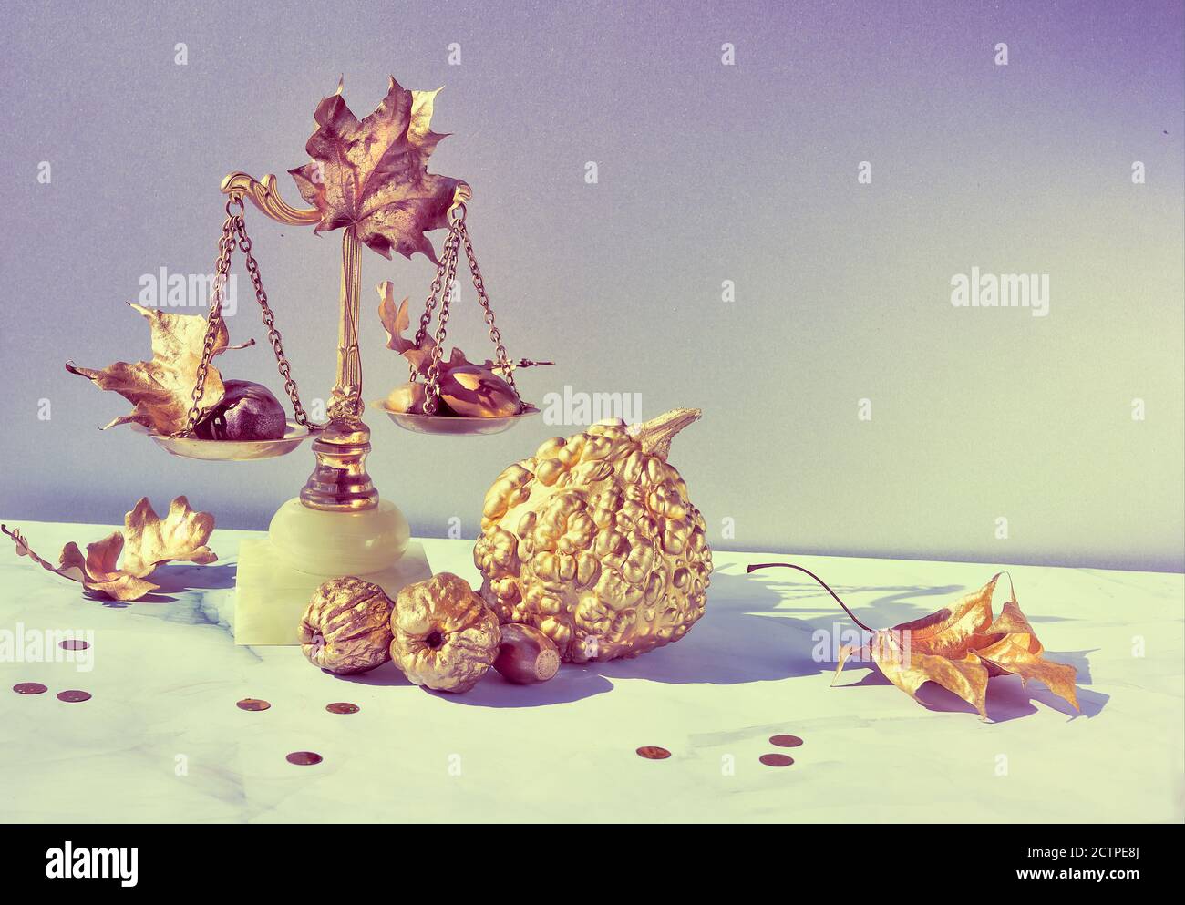 Herbstarrangement. Retro dekorative Gewichtsausgleich, Goldkürbisse und Blätter auf Stein-Tisch. Stockfoto