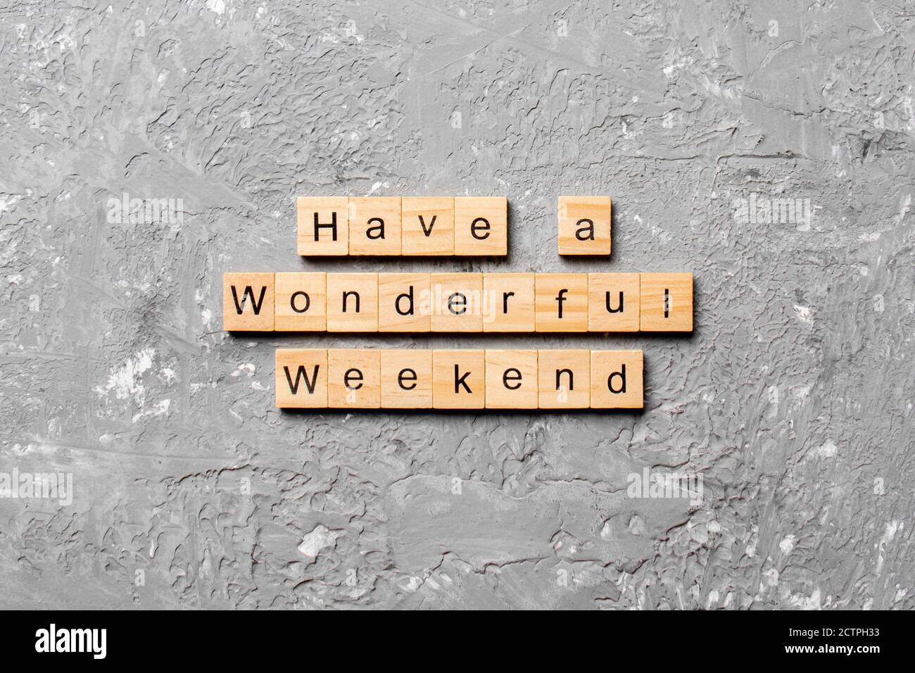 Haben Sie ein wunderbares Wochenende Wort geschrieben auf Holzblock. Haben Sie einen wunderbaren Wochenendtext auf Zementtisch für Ihr Design, Top View Konzept. Stockfoto