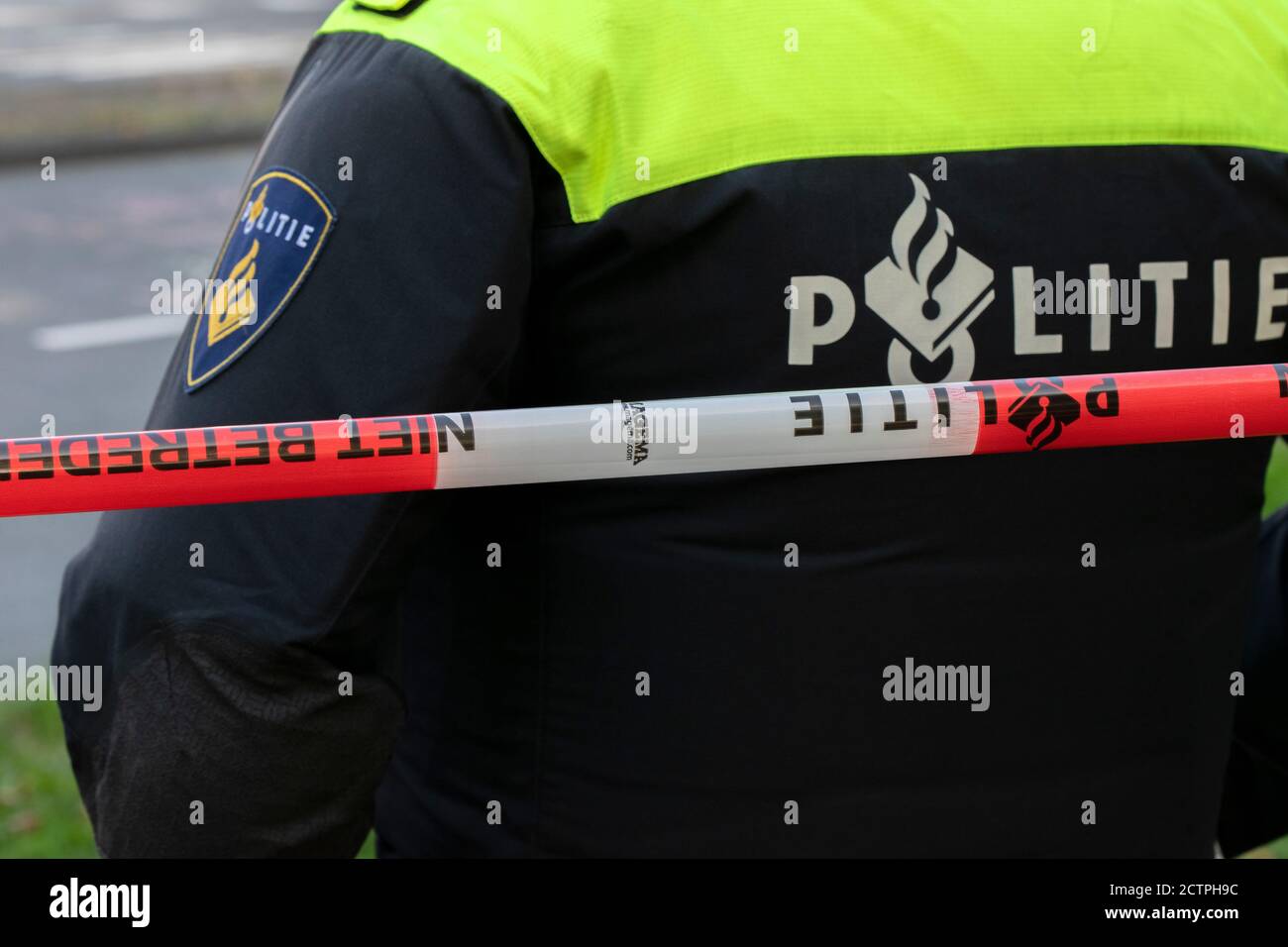 Polizei Mann Hinter Ducktape In Amsterdam Niederlande 21-9-2020 Stockfoto