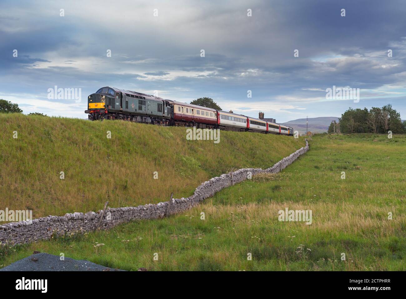 Lokomotive der Baureihe 37 37521 am Ribblehead vorbei an der Ansiedlung vorbei Carlisle Eisenbahnlinie mit Rail Charter Dienste leeres Lager Stockfoto