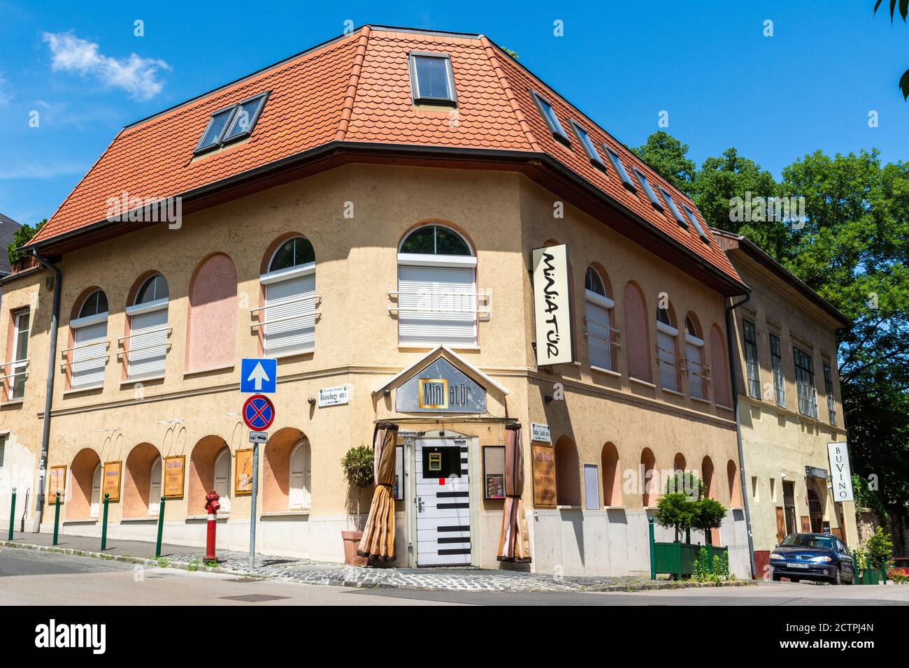 Budapest, Ungarn – 5. Juni 2017. Historisches Gebäude in Budapest, Unterkunft Gewerbeimmobilien, mit Auto. Stockfoto