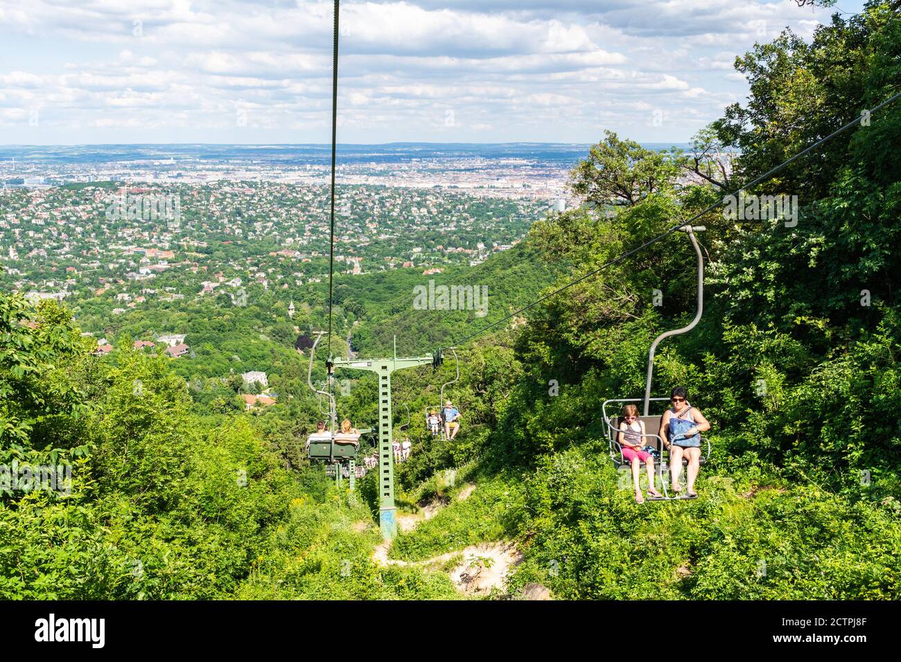 Budapest, Ungarn – 5. Juni 2017. Sessellift verbindet Elizabeth Aussichtsturm mit Zugligeti ut. In Budapest, mit Menschen. Stockfoto