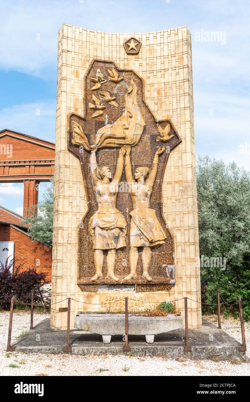Budapest, Ungarn – 6. Juni 2017. Denkmal der sowjetisch-ungarischen Freundschaft im Memento Park in Budapest. Das pyrogranit Denkmal von Buzo Barna stammt aus Stockfoto