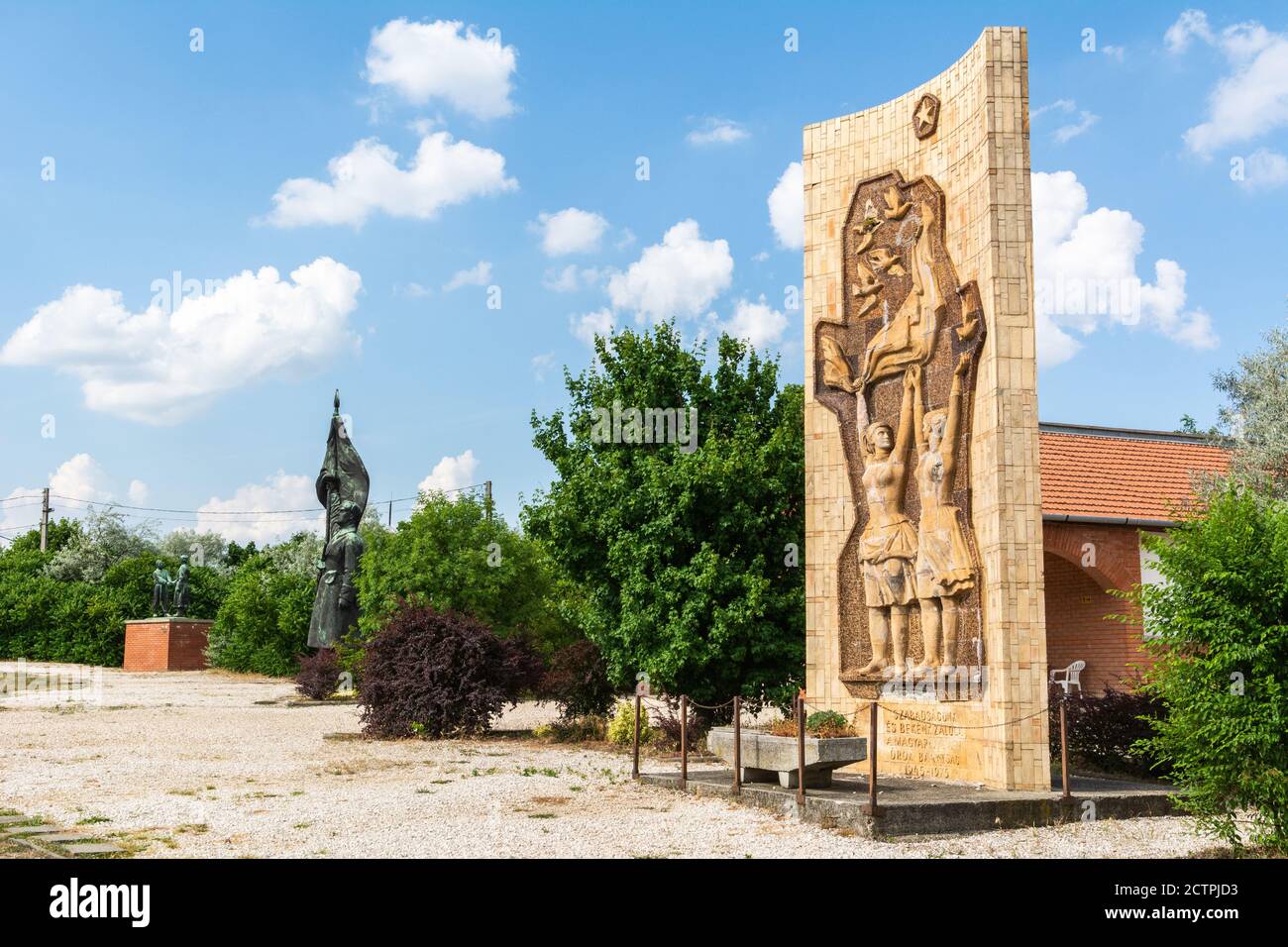 Budapest, Ungarn – 6. Juni 2017. Blick auf den Memento Park in Budapest, mit dem Denkmal der sowjetisch-ungarischen Freundschaft im Vordergrund. Stockfoto