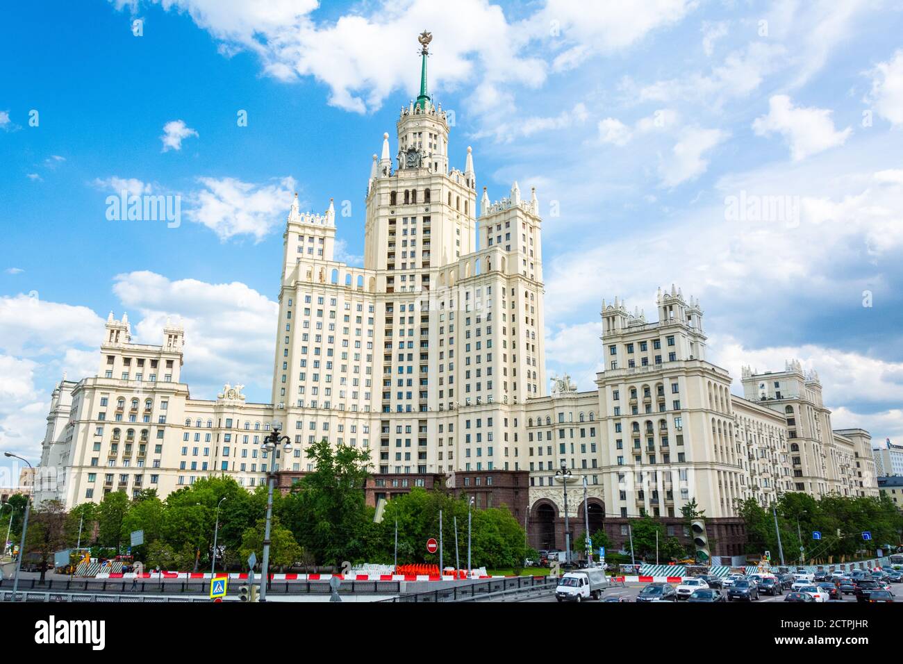 Moskau, Russland – 8. Juni 2017. Außenansicht des Kotelnicheskaya Embankment Building in Moskau, mit Stadtverkehr. Das Gebäude wurde in Septem errichtet Stockfoto