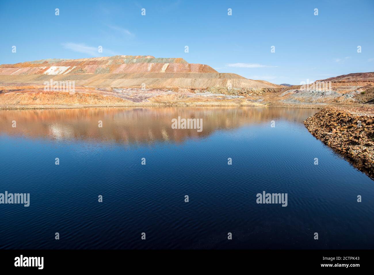 Panoramablick auf einen rötlichen See in den Riotinto Minen Stockfoto