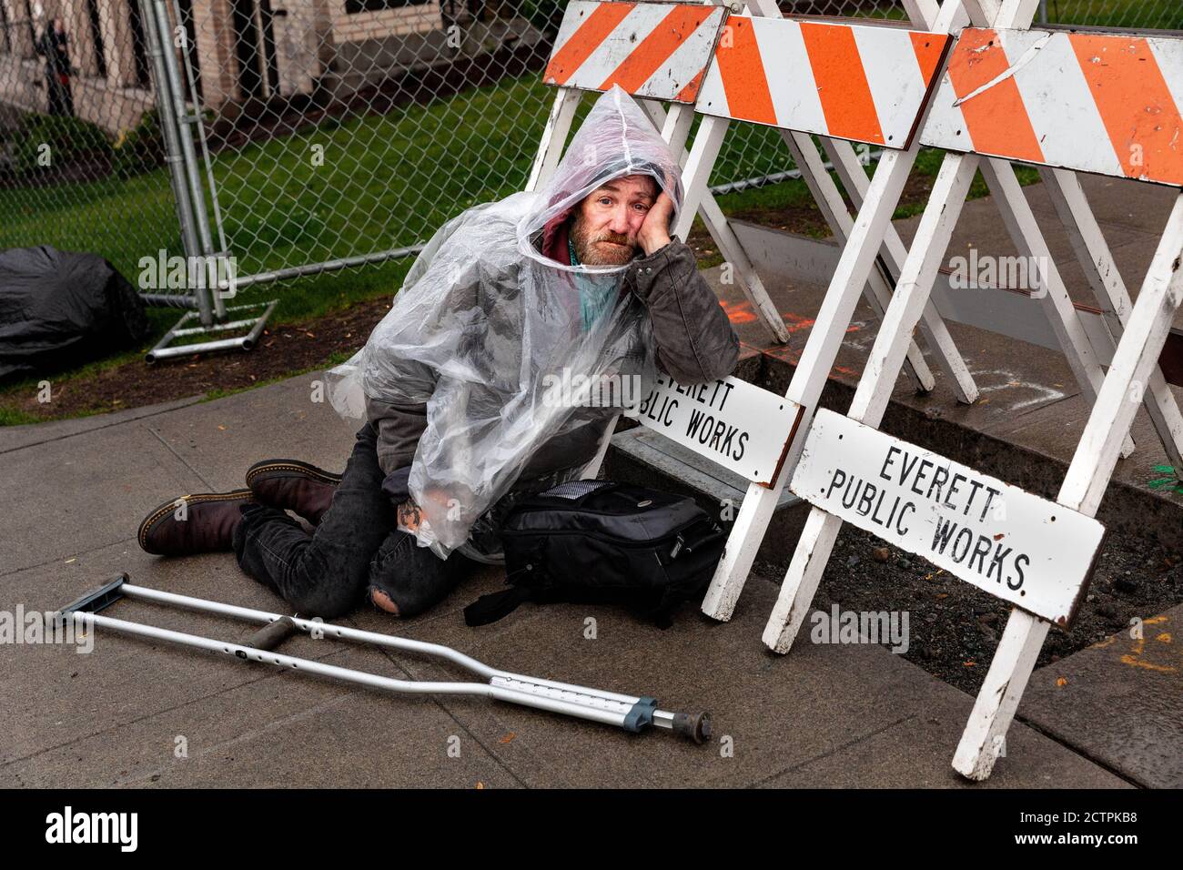 Everett - Snohomish County, Washington, USA. September 2020. Shawn, der Schildkrötenmann, wartet im Regen darauf, dass sich ein lokaler Unterschlupf öffnet. Shawn wird eine Matte auf den Boden bekommen, um die Nacht drinnen zu verbringen, weg von der stürmischen Nacht. Quelle: Tom Kirkendall/ZUMA Wire/Alamy Live News Stockfoto