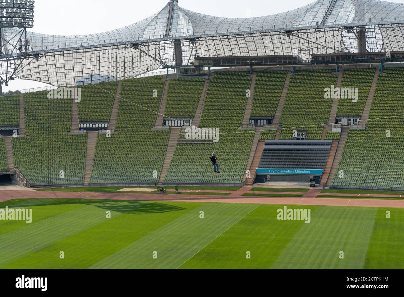 München, Bayern / Deutschland - 17. September 2020: Touristen überqueren das Münchner Olympiastadion auf einem Flying Fox-Sportgerät Stockfoto