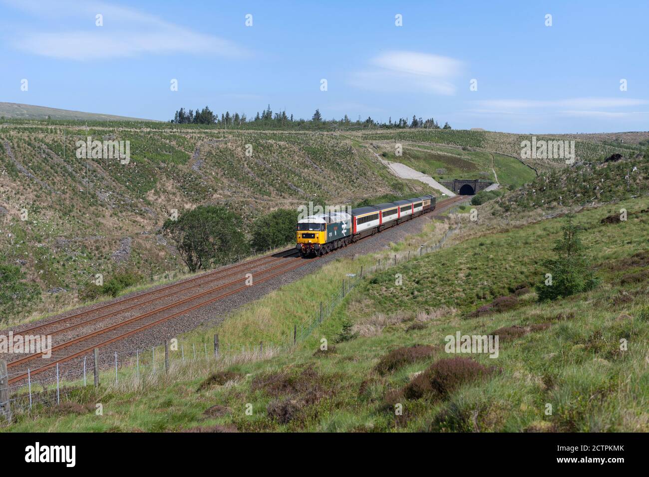 Der 'The Staycation Express'-Zug verlässt den Rise Hill Tunnel Die landschaftlich reizvolle Anlage zu Carlisle Eisenbahnlinie gezogen von der Klasse 47 Lokomotive 47593 Stockfoto