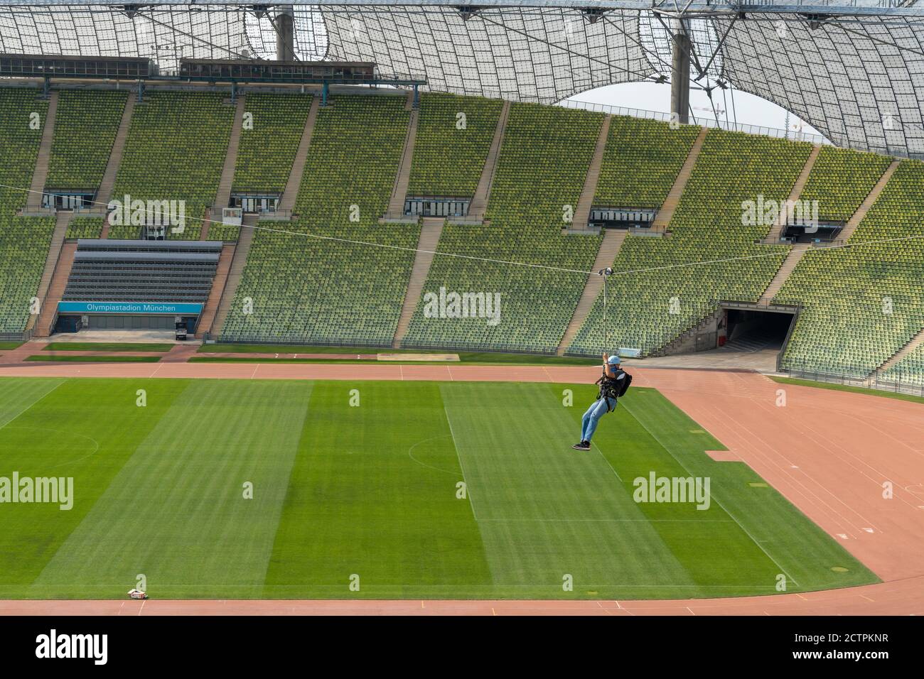 München, Bayern / Deutschland - 17. September 2020: Touristen überqueren das Münchner Olympiastadion auf einem Flying Fox-Sportgerät Stockfoto