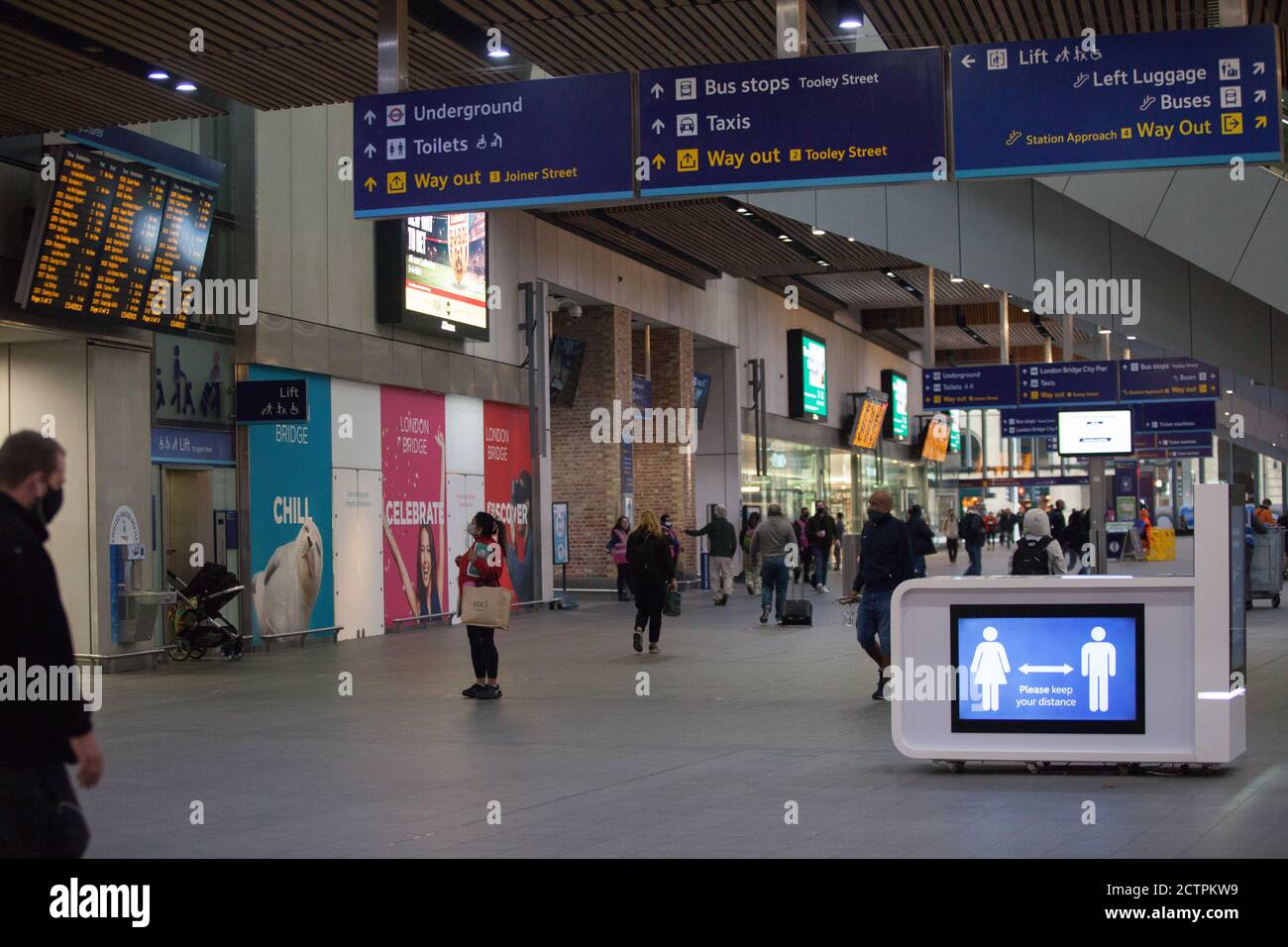 London, Großbritannien, 24. September 2020: Bahnreisende am Bahnhof London Bridge werden gewarnt, sich an die Vorschriften über Gesichtsmasken und soziale Distanzierung zu halten. Masken und Händedesinfektionsmittel stehen an neuen Verkaufsautomaten zum Verkauf und Poster geben Anweisungen zur sozialen Distanzierung und Warnungen vor möglichen £32,000 Geldstrafen für Nichteinhaltung. Anna Watson/Alamy Live News Stockfoto