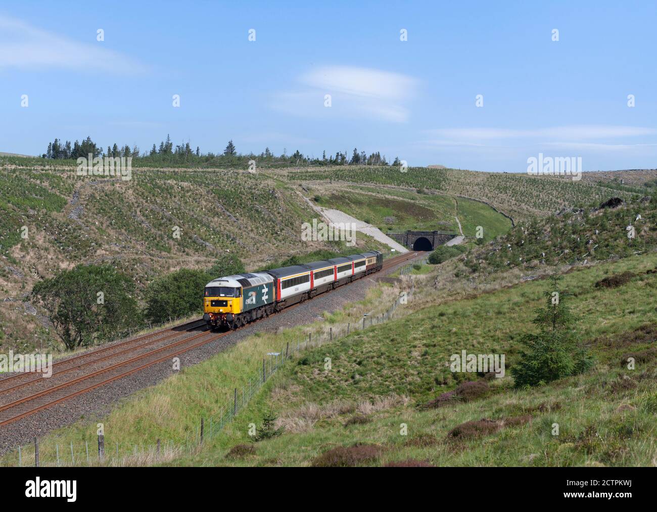 Der 'The Staycation Express'-Zug verlässt den Rise Hill Tunnel Die landschaftlich reizvolle Anlage zu Carlisle Eisenbahnlinie gezogen von der Klasse 47 Lokomotive 47593 Stockfoto