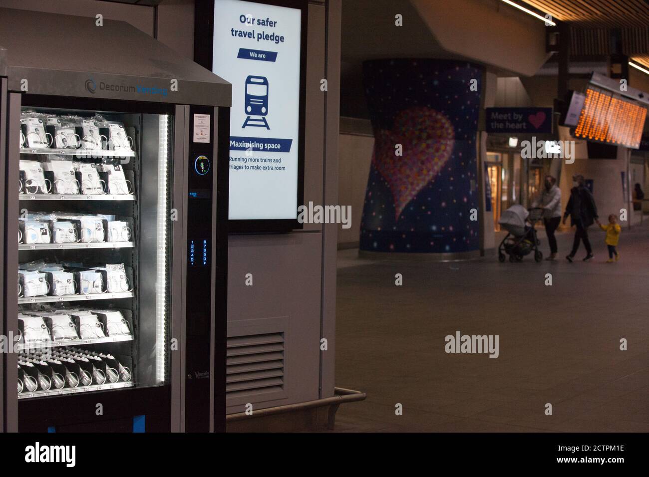 London, Großbritannien, 24. September 2020: Bahnreisende am Bahnhof London Bridge werden gewarnt, sich an die Vorschriften über Gesichtsmasken und soziale Distanzierung zu halten. Masken und Händedesinfektionsmittel stehen an neuen Verkaufsautomaten zum Verkauf und Poster geben Anweisungen zur sozialen Distanzierung und Warnungen vor möglichen £32,000 Geldstrafen für Nichteinhaltung. Anna Watson/Alamy Live News Stockfoto