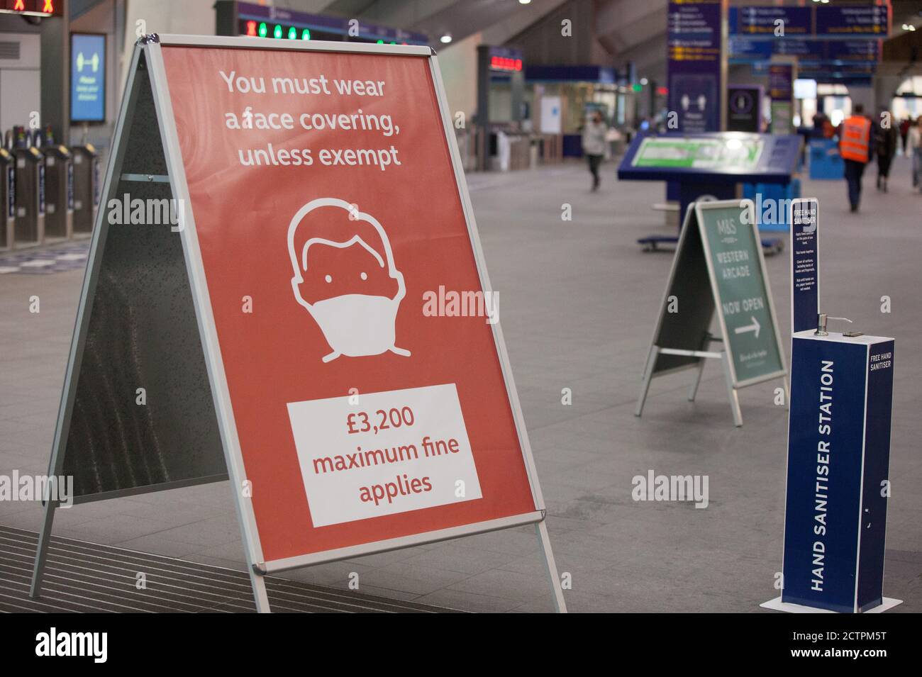 London, Großbritannien, 24. September 2020: Bahnreisende am Bahnhof London Bridge werden gewarnt, sich an die Vorschriften über Gesichtsmasken und soziale Distanzierung zu halten. Masken und Händedesinfektionsmittel stehen an neuen Verkaufsautomaten zum Verkauf und Poster geben Anweisungen zur sozialen Distanzierung und Warnungen vor möglichen £32,000 Geldstrafen für Nichteinhaltung. Anna Watson/Alamy Live News Stockfoto