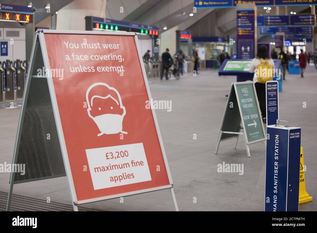 London, Großbritannien, 24. September 2020: Bahnreisende am Bahnhof London Bridge werden gewarnt, sich an die Vorschriften über Gesichtsmasken und soziale Distanzierung zu halten. Masken und Händedesinfektionsmittel stehen an neuen Verkaufsautomaten zum Verkauf und Poster geben Anweisungen zur sozialen Distanzierung und Warnungen vor möglichen £32,000 Geldstrafen für Nichteinhaltung. Anna Watson/Alamy Live News Stockfoto