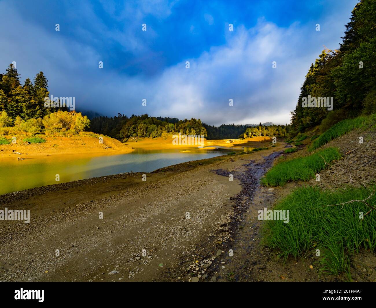 Burst od warme Morgendämmerung frühen Morgen Sonne Licht Sonnenlicht dazwischen Wolken in der Nähe Lokvarsko Lokve See und Mrzla vodica in Kroatien Europa Stockfoto