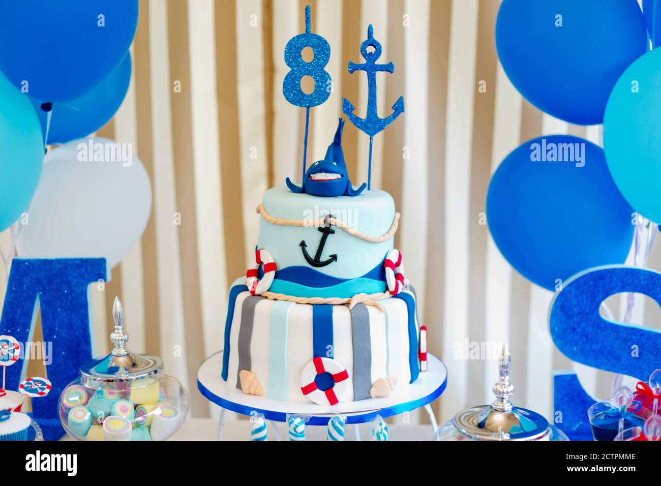 Acht Jahre alter Junge oder Mädchen Kuchen Stockfoto