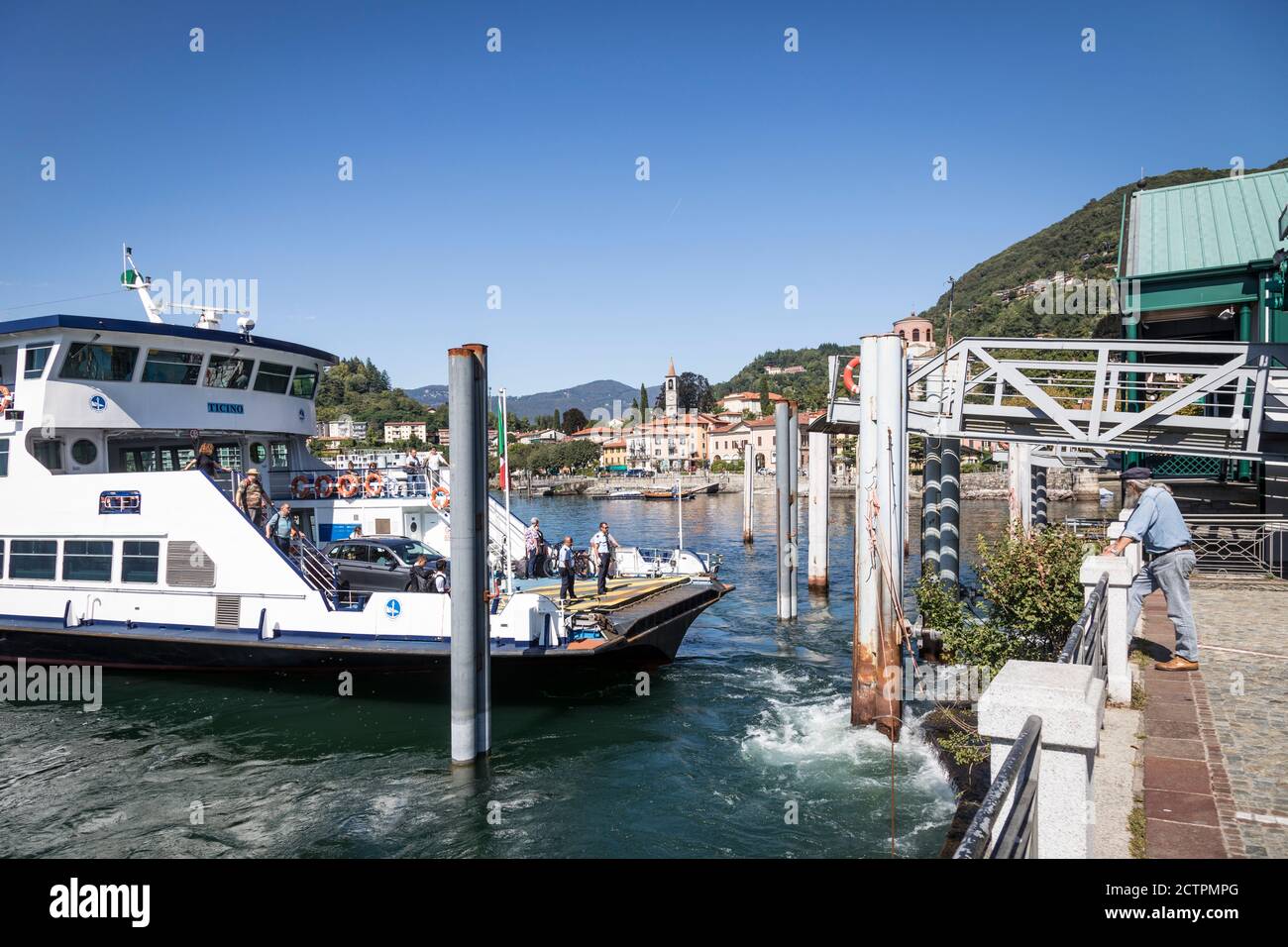 Autofähre fährt an der Anlegestelle Laveno, Lago Maggiore, Lombardei, Italien Stockfoto