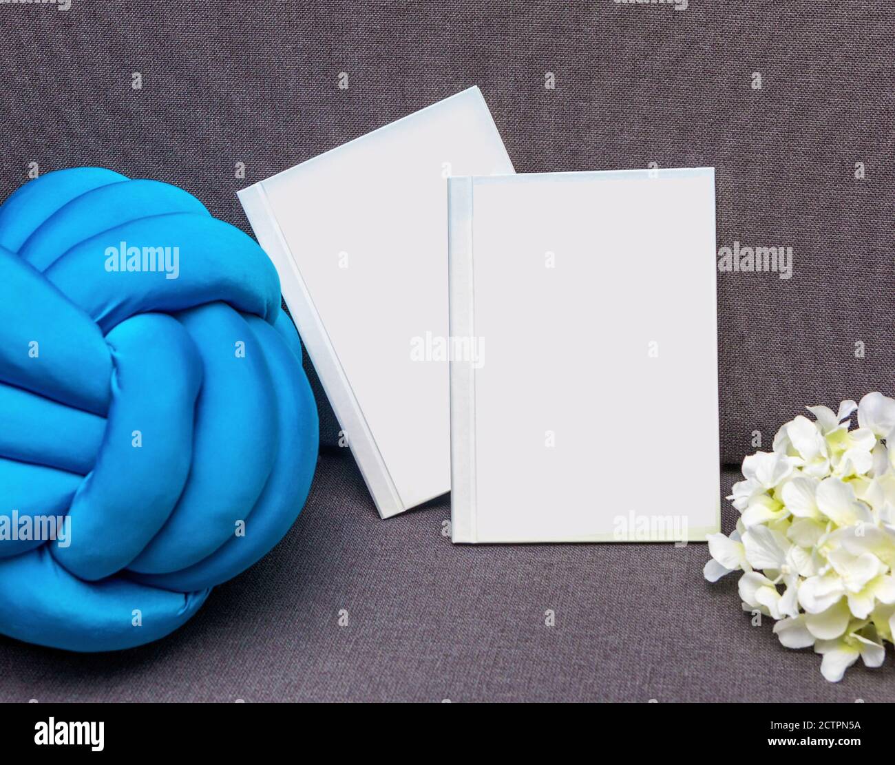 Weißes Postkartenbuch mit Blume isoliert Stockfoto
