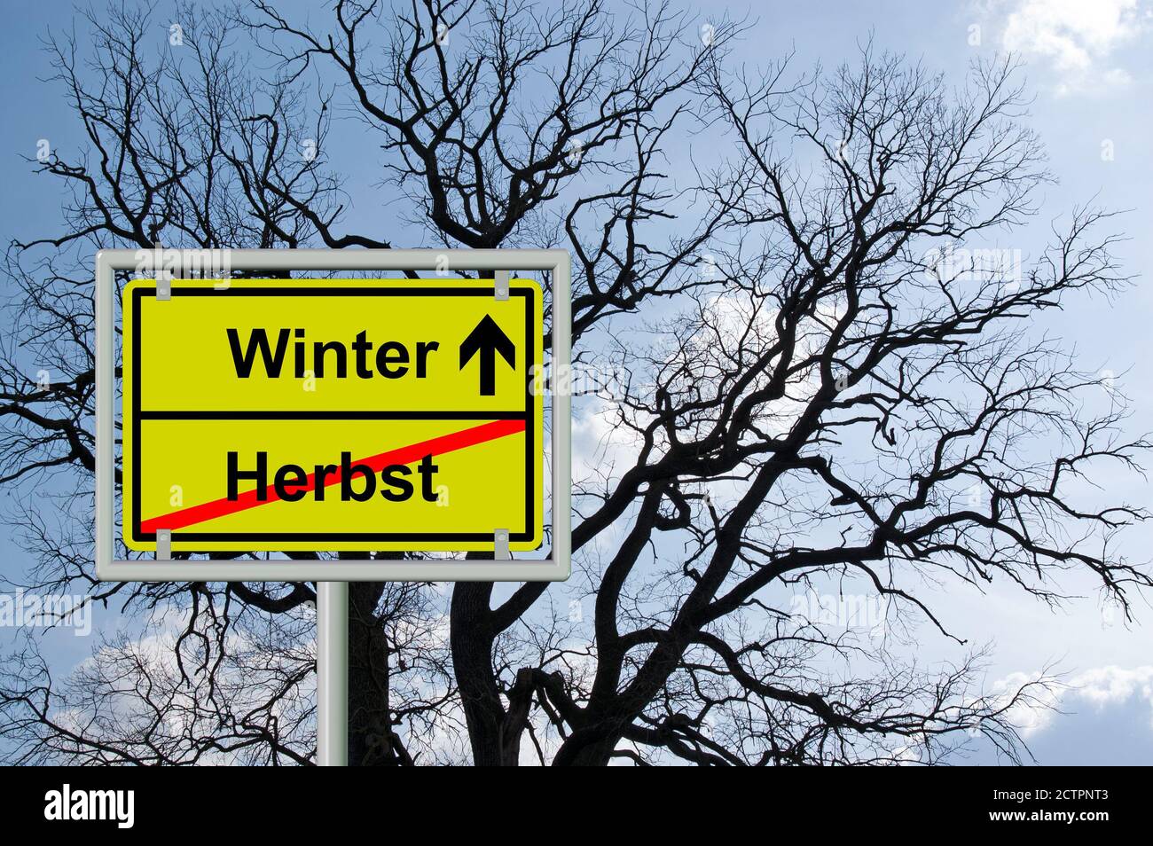 Ortsausgangsschild, Herbst,Winter, Herbst, Winter, Herbst Ende und Anfang des Winters Stockfoto