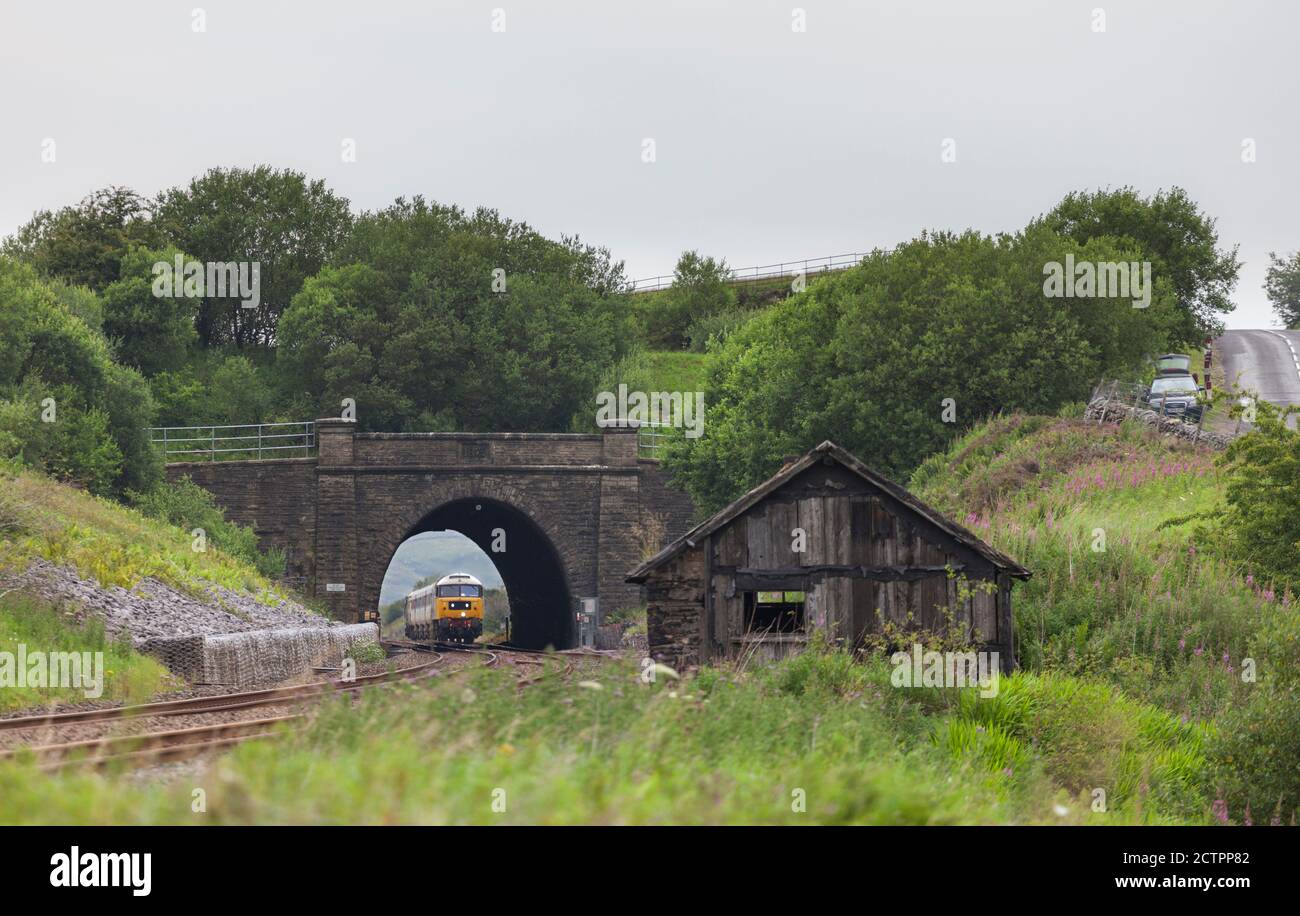 Lokomotive Baureihe 47 Lokomotive 47593 durch Shotlock Tunnel (Garsdale) Mit dem Touristenzug 'Staycation Express' Stockfoto