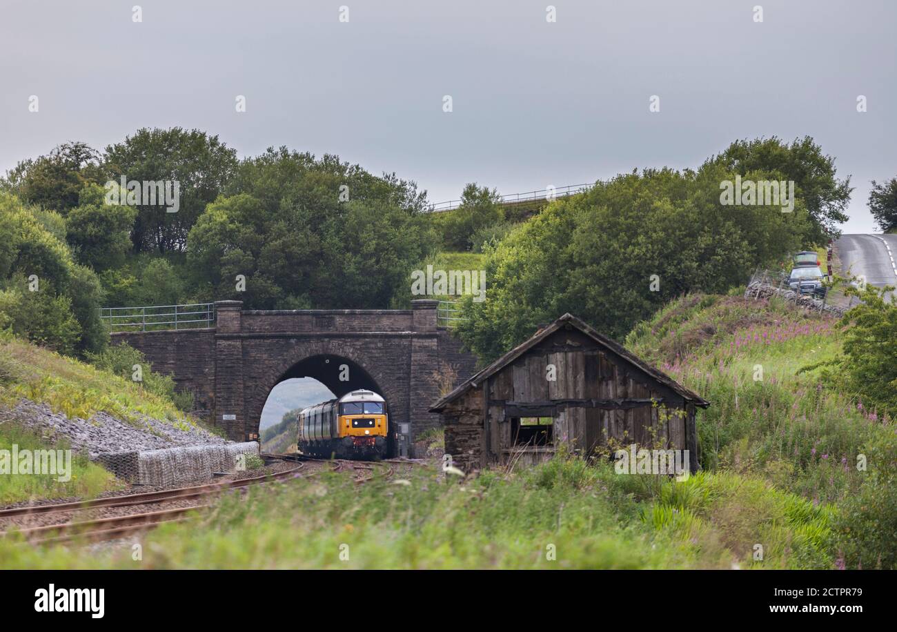 Lokomotive Baureihe 47 Lokomotive 47593 durch Shotlock Tunnel (Garsdale) Mit dem Touristenzug 'Staycation Express' Stockfoto
