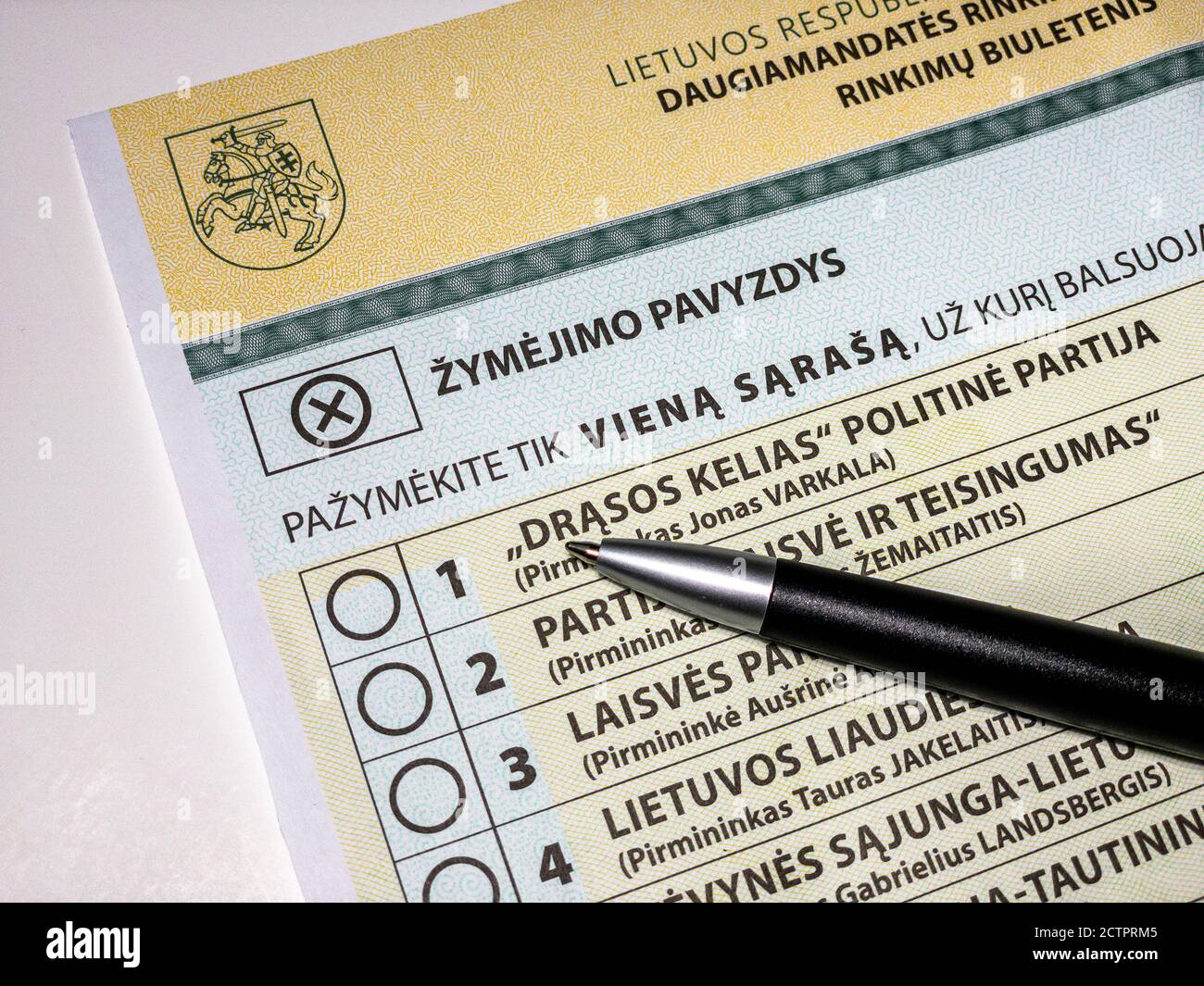 Nahaufnahme der Stimmabgabe für das litauische Seimas-Parlament 2020 Wahlen mit schwarzem Stift Stockfoto