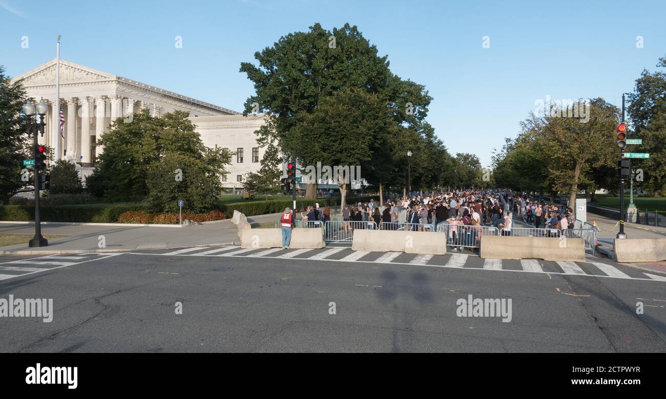 23. Sept. 2020 - mit der Schatulle der Obersten Gerichtsrichterin Ruth Bader Ginsburg unter dem Portikus warten Hunderte von Menschen auf ihre Ehrerbietung. Stockfoto
