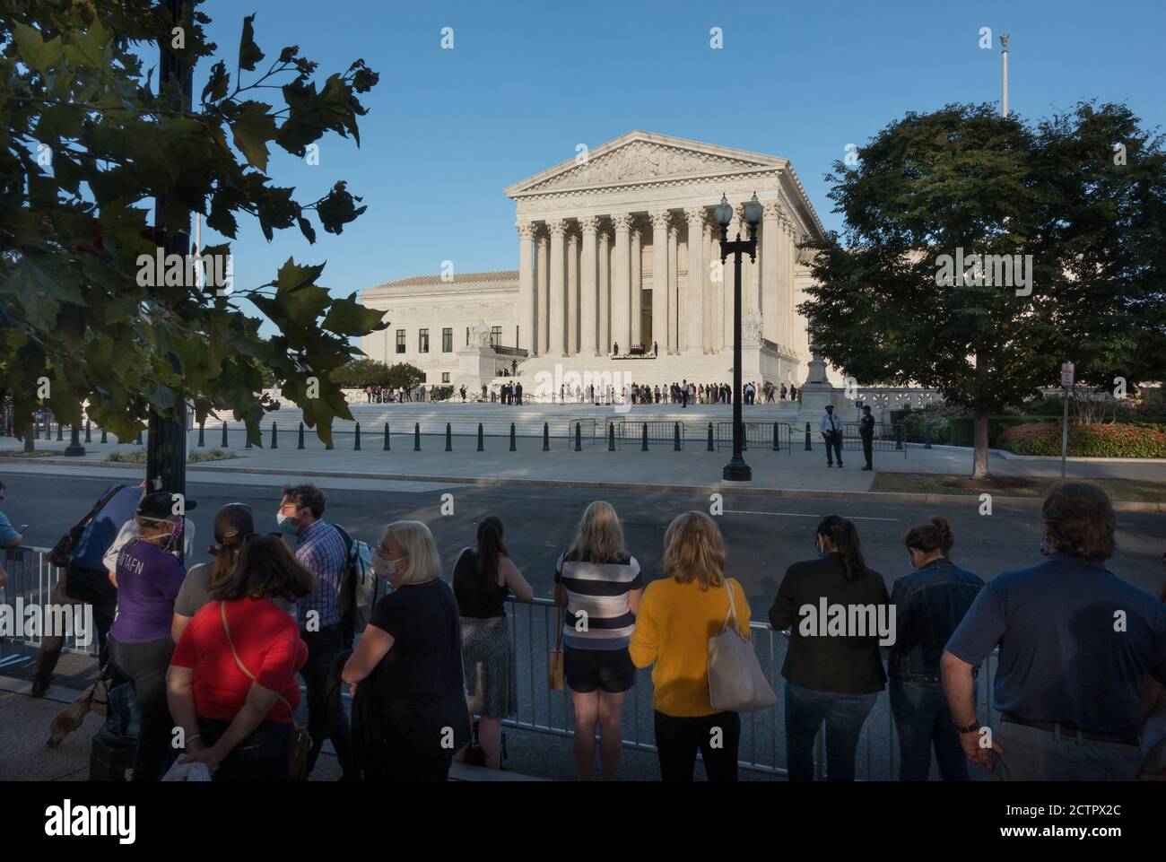 23. Sept. 2020 - mit der Schatulle der Obersten Gerichtsrichterin Ruth Bader Ginsburg unter dem Portikus kommt ein stetiger Strom von Menschen vorbei, um ihren Respekt zu zollen, während andere von der anderen Straßenseite beobachten. Stockfoto